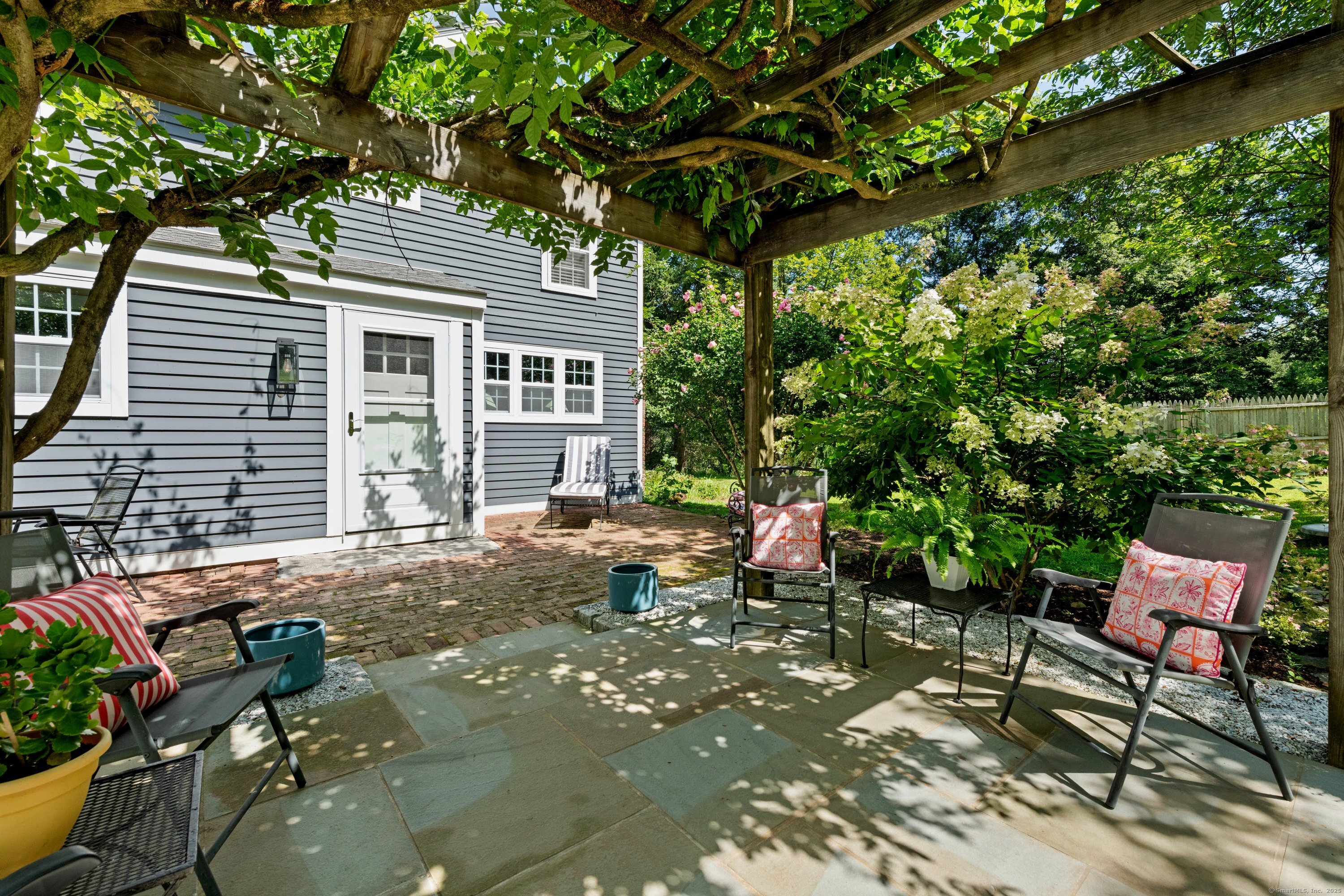 Newtown, Connecticut, 06482, United States, 3 Bedrooms Bedrooms, ,2 BathroomsBathrooms,Residential,For Sale,1828428