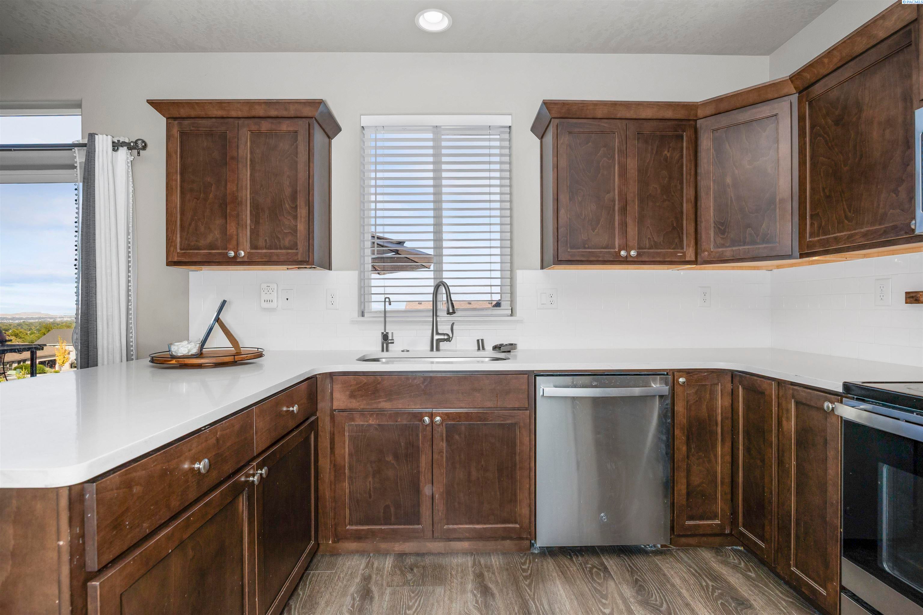 Kennewick, Washington, 99338, United States, 5 Bedrooms Bedrooms, ,3 BathroomsBathrooms,Residential,For Sale,1914232