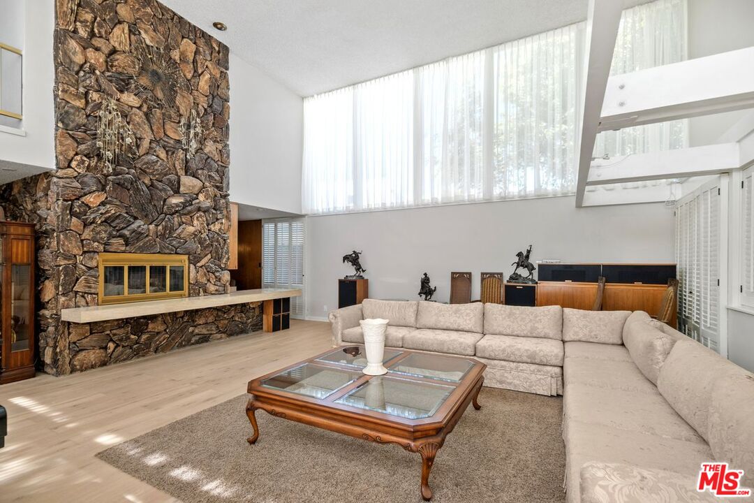 Los Angeles, California, 90056, United States, 5 Bedrooms Bedrooms, ,5 BathroomsBathrooms,Residential,For Sale,1918507