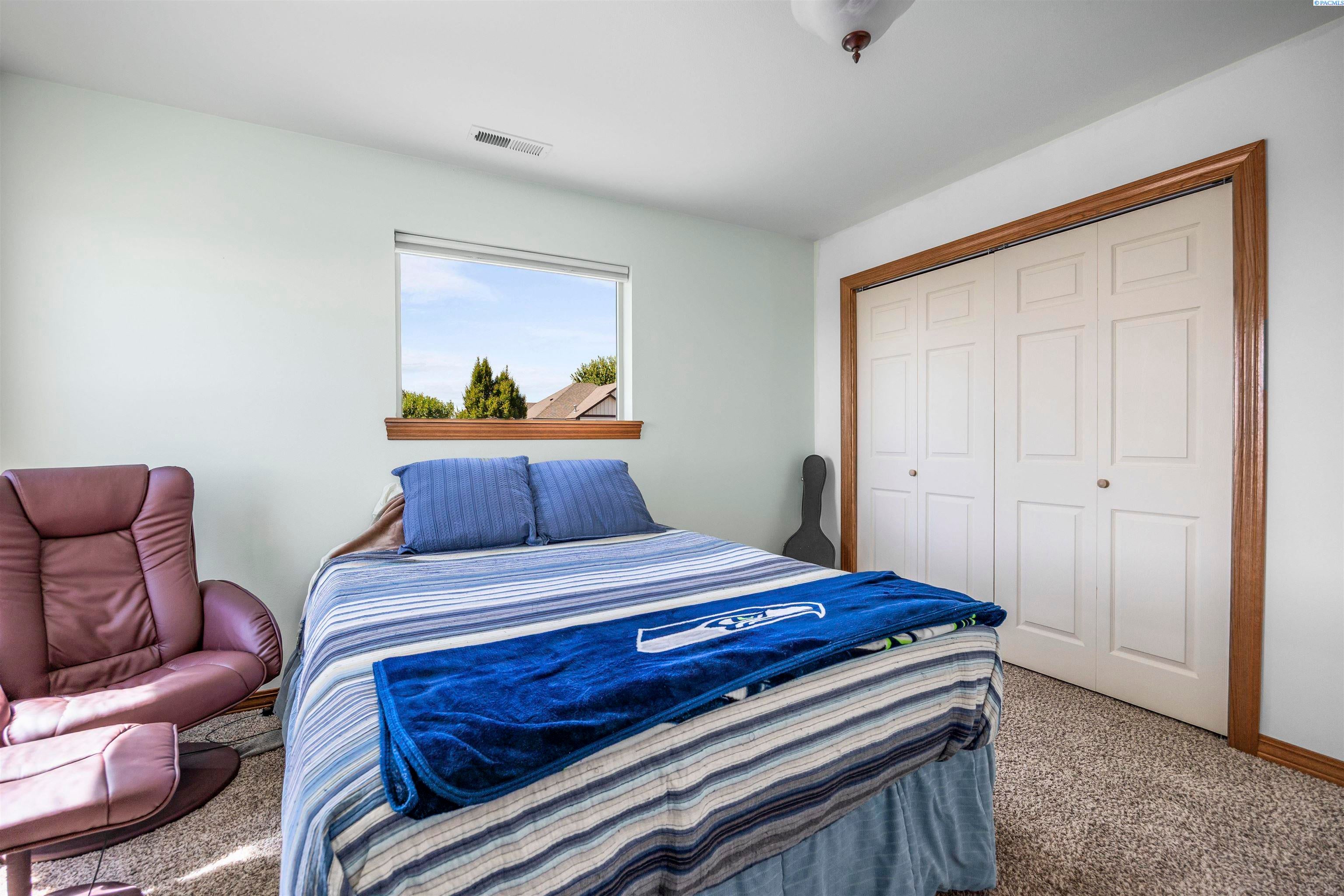 Richland, Washington, 99354, United States, 4 Bedrooms Bedrooms, ,3 BathroomsBathrooms,Residential,For Sale,1980969