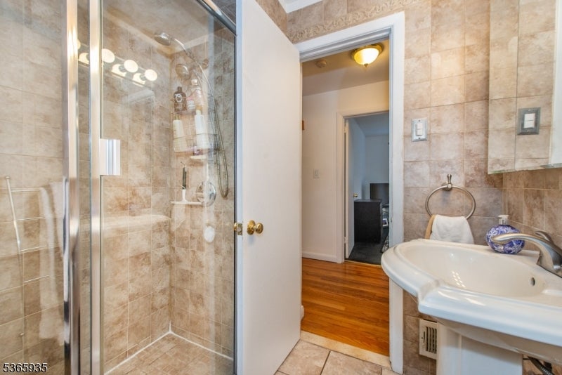 Wayne Twp., New Jersey, 07470, United States, 5 Bedrooms Bedrooms, ,3 BathroomsBathrooms,Residential,For Sale,1928449