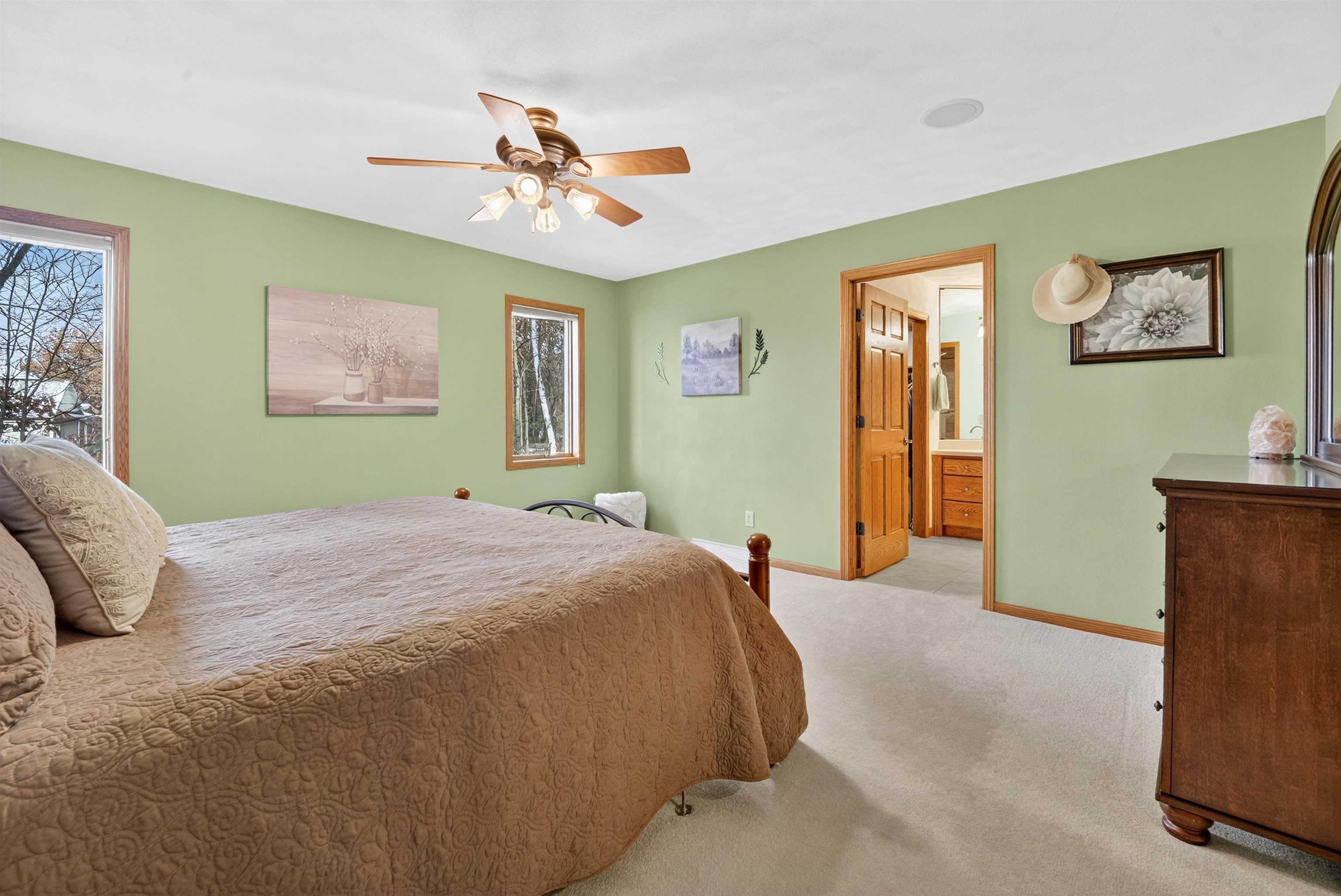 NEW LONDON, Wisconsin, 54961, United States, 3 Bedrooms Bedrooms, ,4 BathroomsBathrooms,Residential,For Sale,1996167