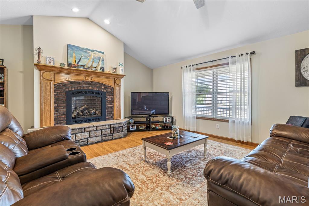 Farmington, Missouri, 63640, United States, 3 Bedrooms Bedrooms, ,3 BathroomsBathrooms,Residential,For Sale,1947219