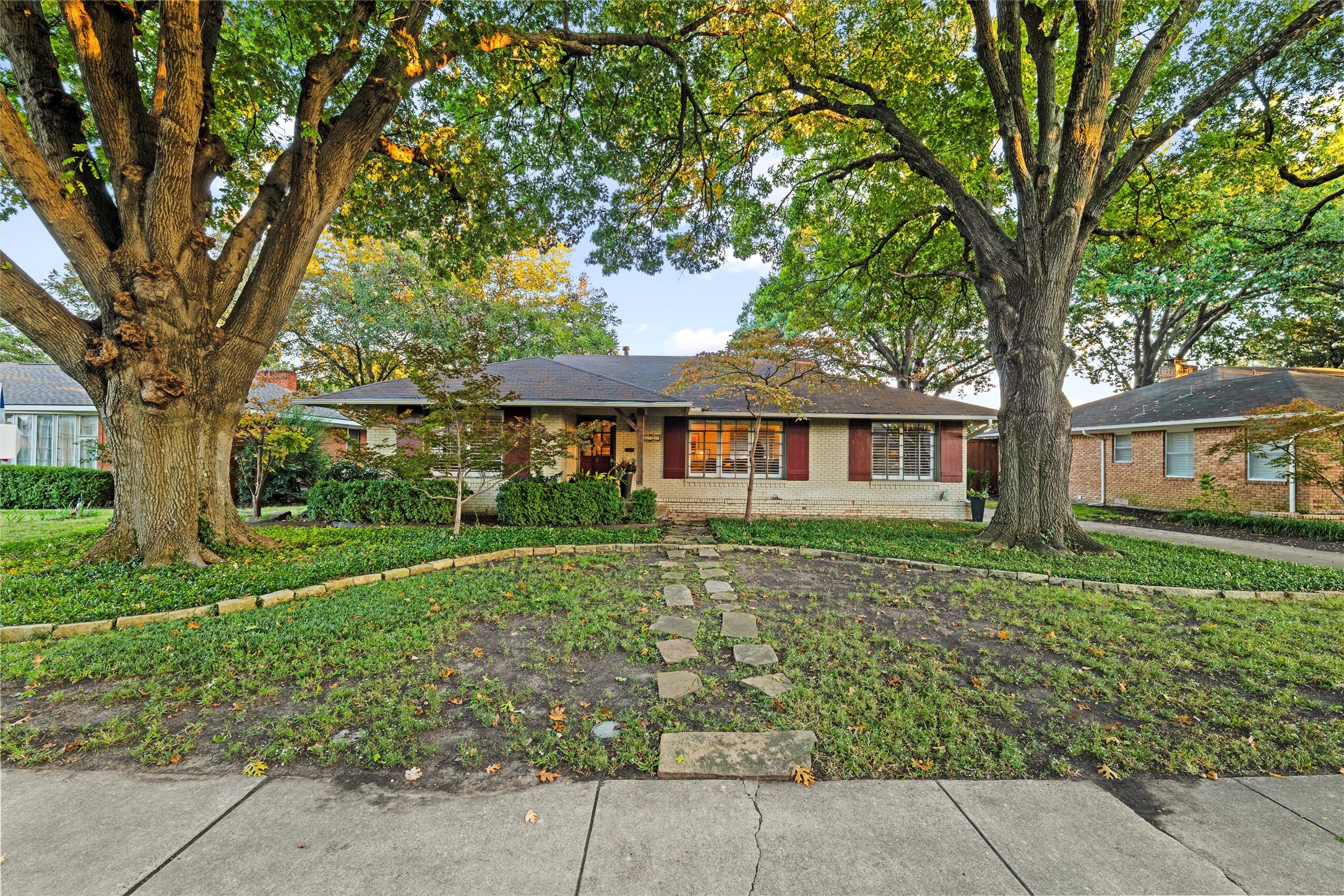 Dallas, Texas, 75214, United States, 3 Bedrooms Bedrooms, ,2 BathroomsBathrooms,Residential,For Sale,1989303