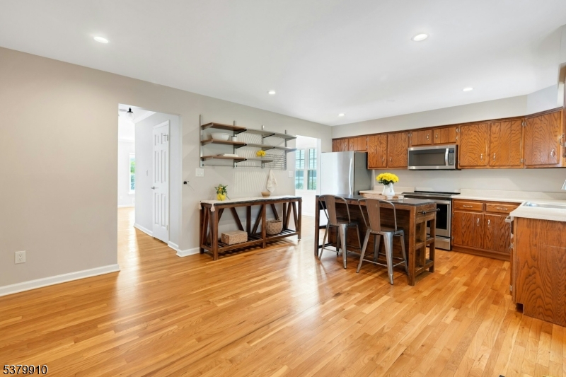 Mendham Boro, New Jersey, 07945, United States, 2 Bedrooms Bedrooms, ,3 BathroomsBathrooms,Residential,For Sale,1926186