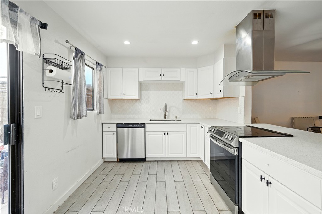 Van Nuys, California, 91405, United States, 3 Bedrooms Bedrooms, ,2 BathroomsBathrooms,Residential,For Sale,1927818