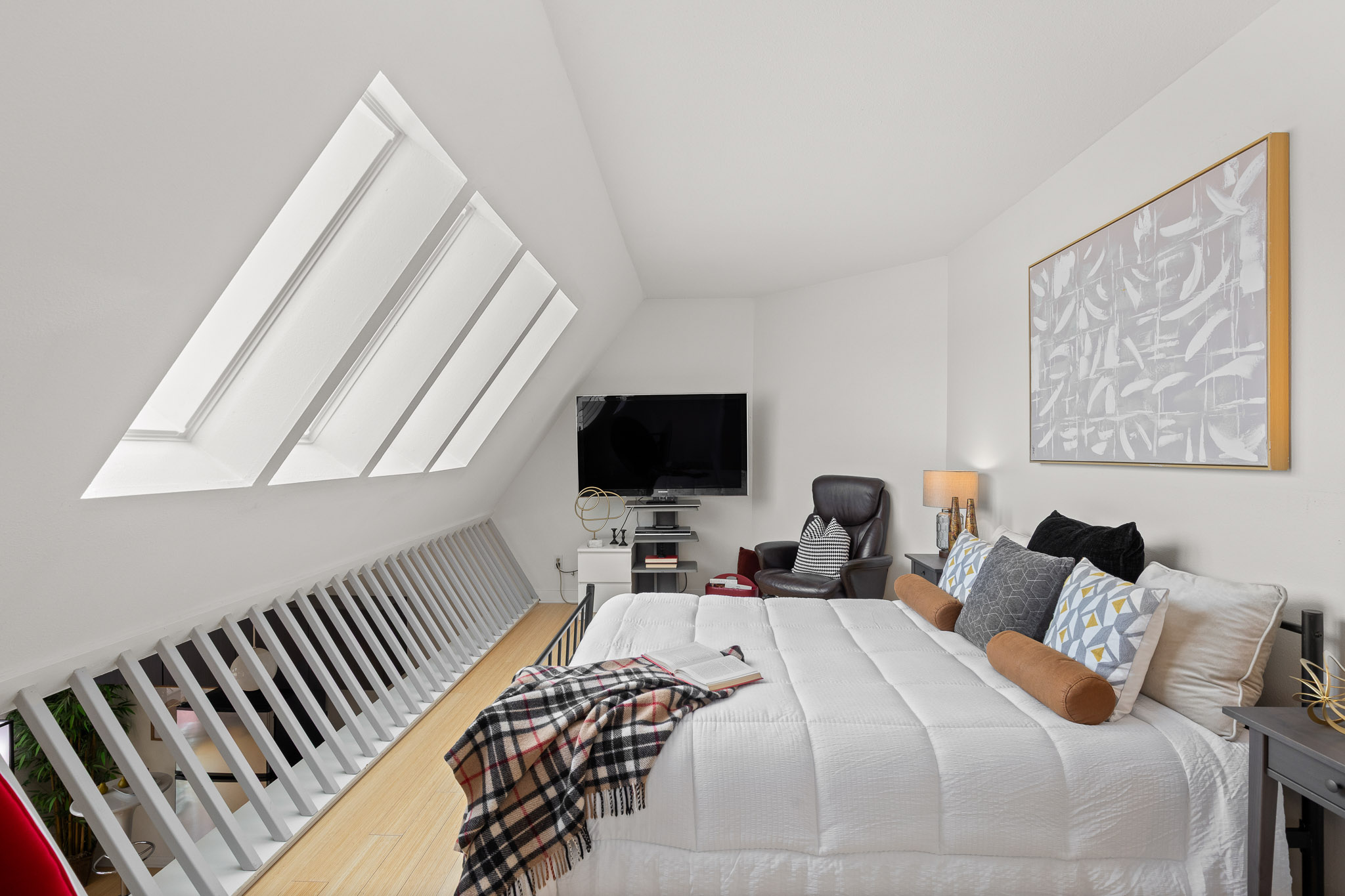  Set against the red rocks of Perry Park with a bold white stucco exterior - 物件實景