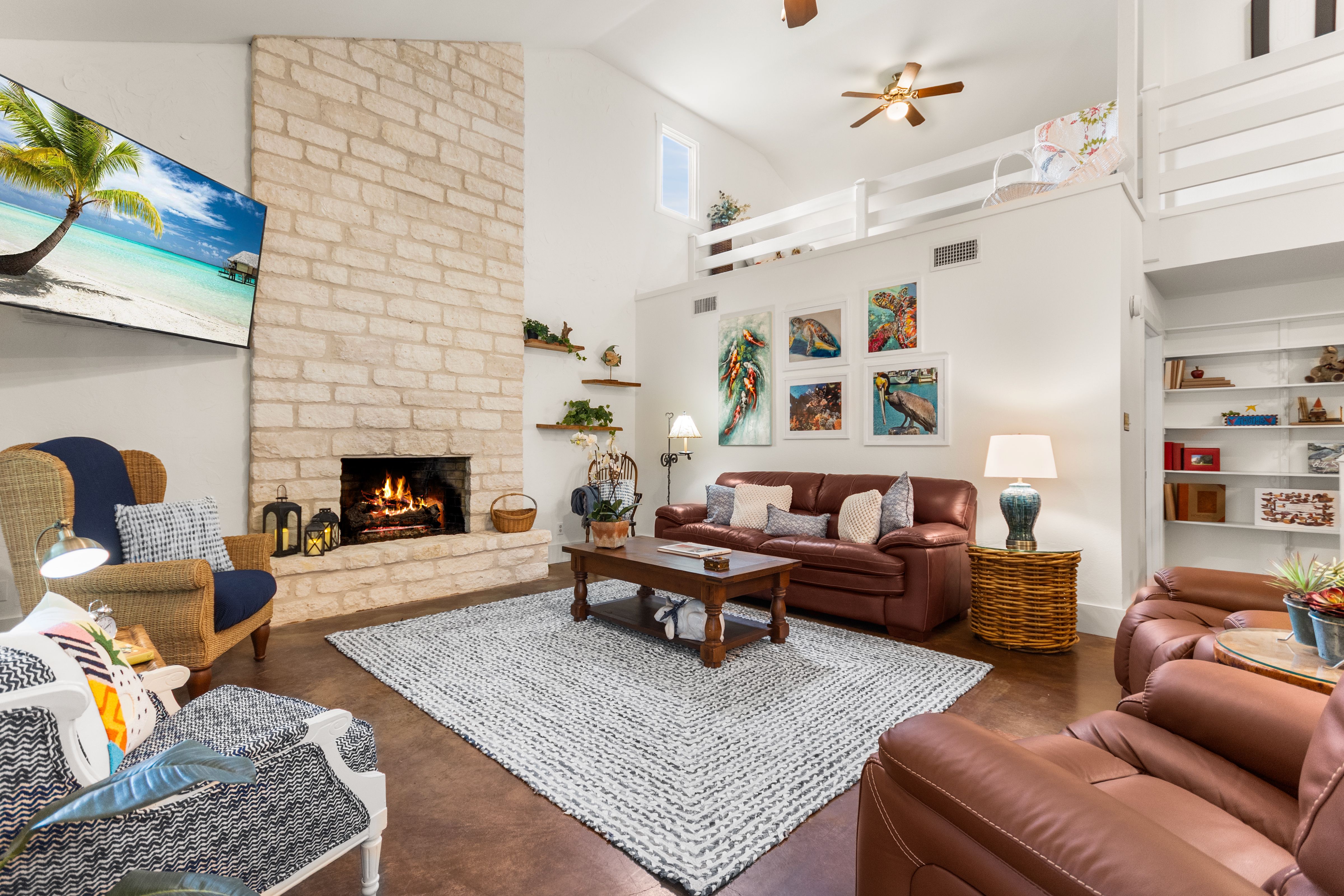  Privacy, Hill Country Charm and Income Potential - 物件實景