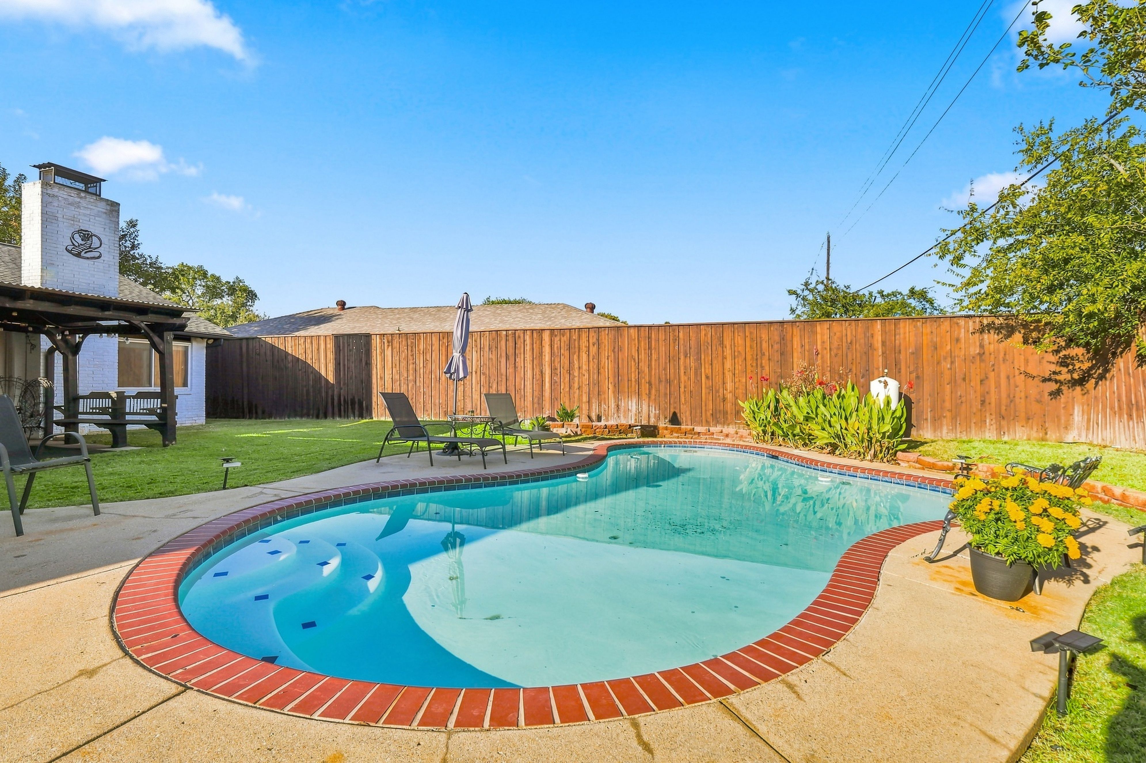  Established Neighborhood Charm. Private Poolside Retreat. - 物件實景