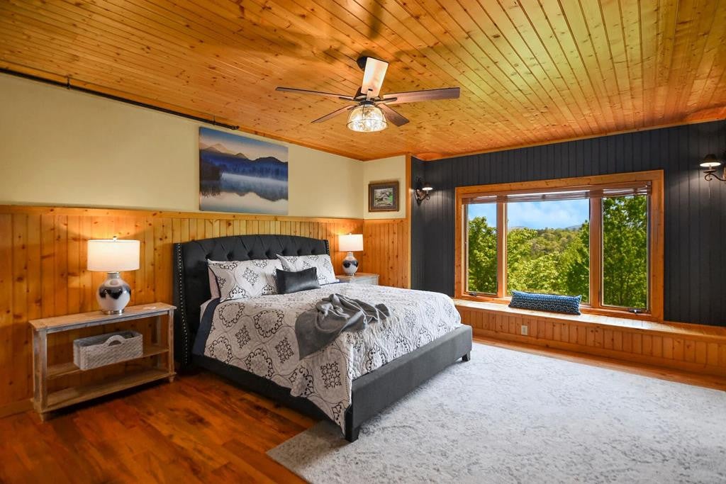 Sevierville, Tennessee, 37862, United States, 3 Bedrooms Bedrooms, ,7 BathroomsBathrooms,Residential,For Sale,1914651