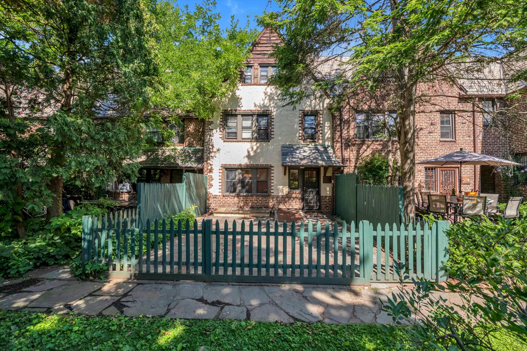  ?RENOVATED FOREST CLOSE ATTACHED BRICK TOWNHOUSE? - 物件實景