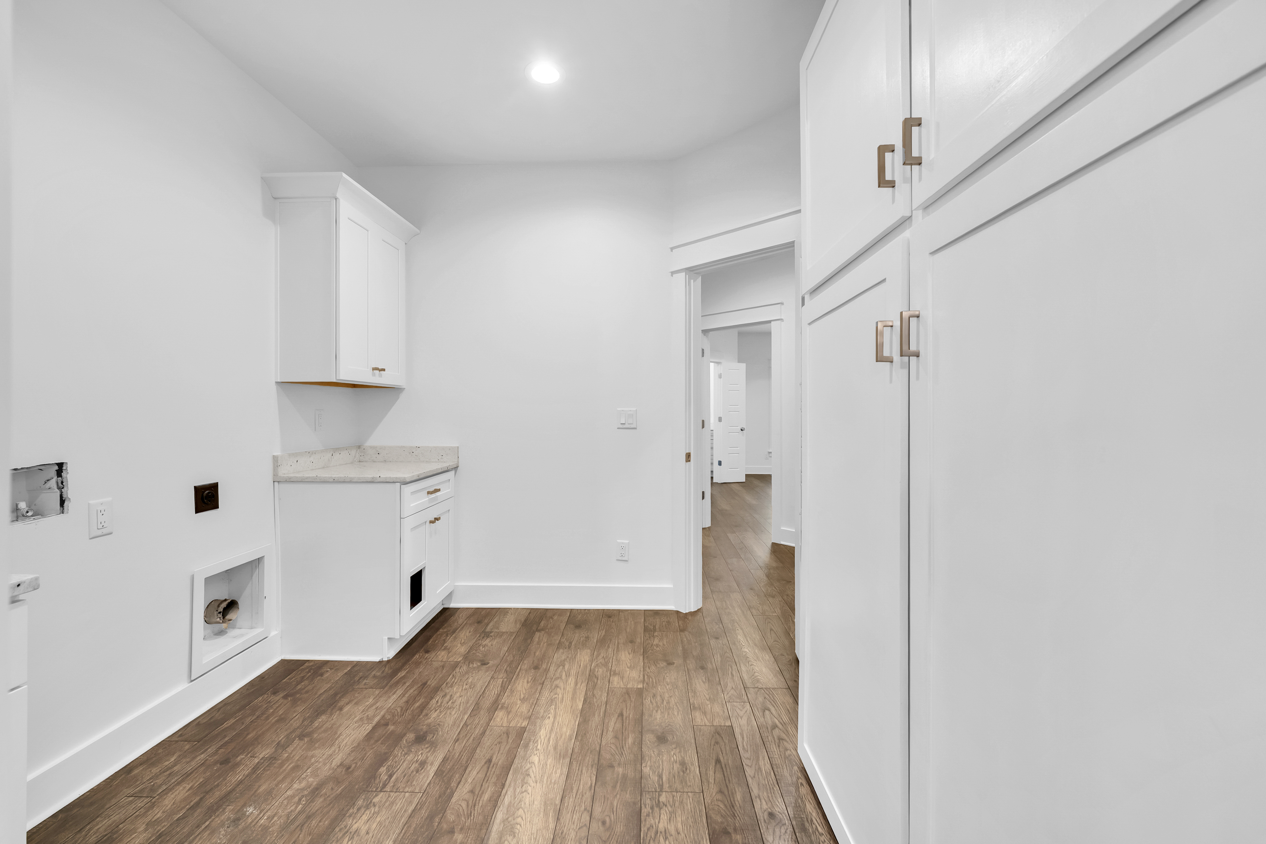  Move-In Ready Brick Home with Spacious Fenced Backyard Near the Bay - 物件實景