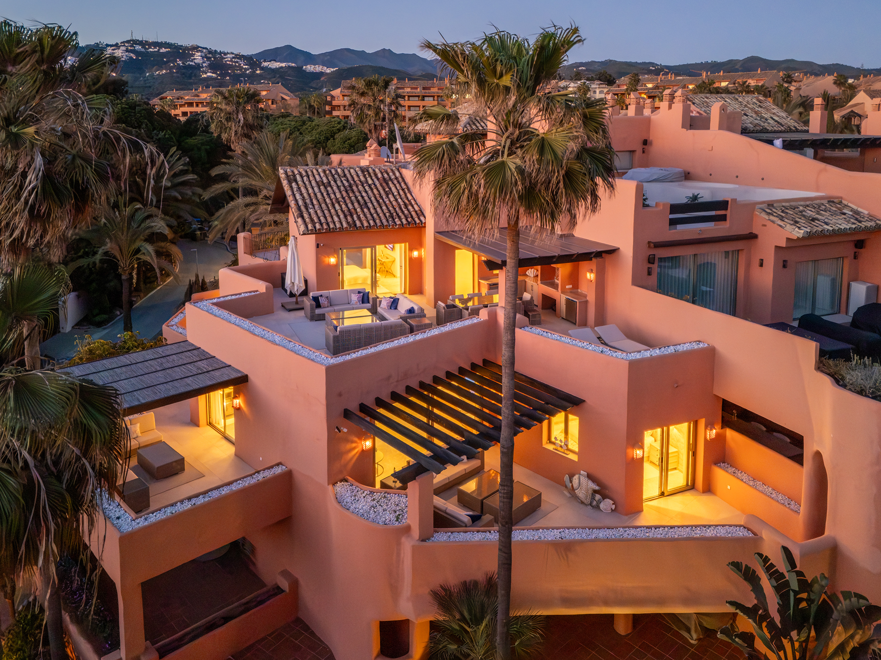  Duplex penthouse with sea views in gated beachfront community, Marbella East - 物件實景