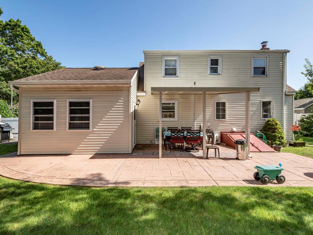 West Islip, New York, 11795, United States, 3 Bedrooms Bedrooms, ,2 BathroomsBathrooms,Residential,For Sale,1923514