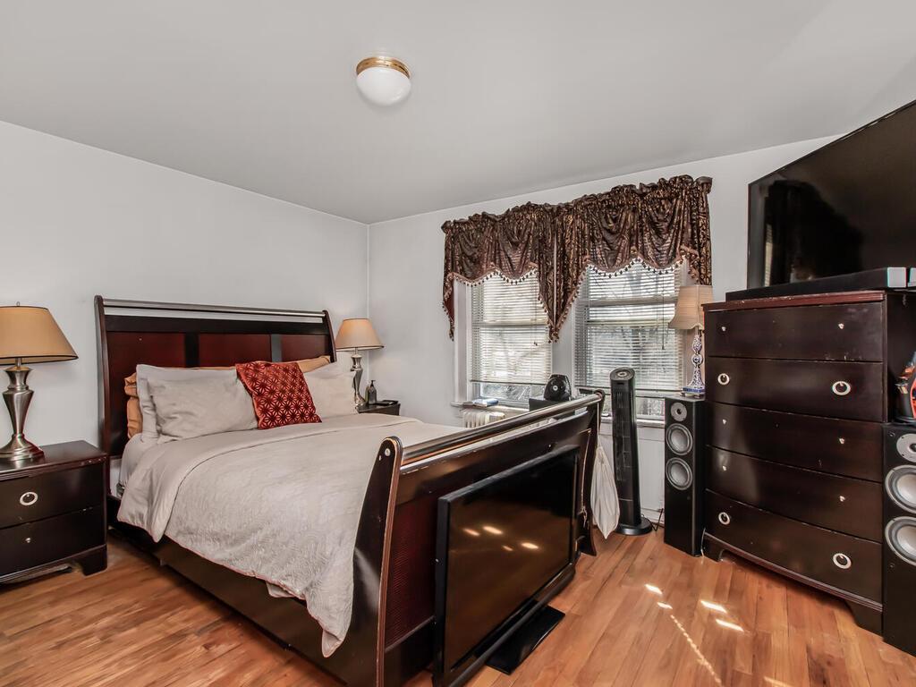 Yonkers, New York, 10710, United States, 3 Bedrooms Bedrooms, ,2 BathroomsBathrooms,Residential,For Sale,1982503