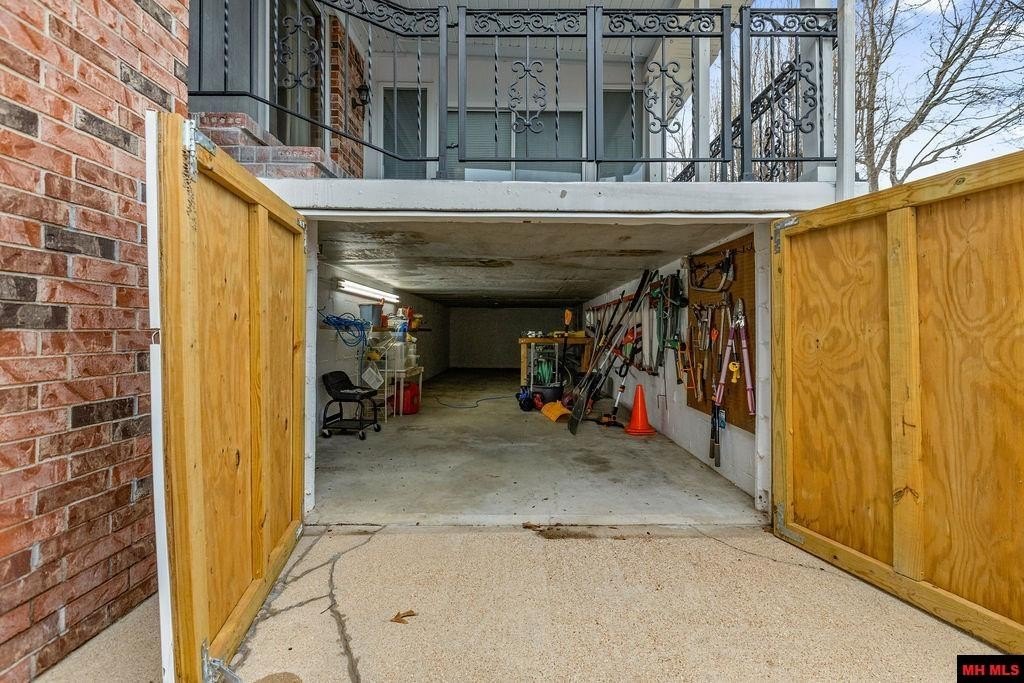Mountain Home, Arkansas, 72653, United States, 3 Bedrooms Bedrooms, ,4 BathroomsBathrooms,Residential,For Sale,2025116