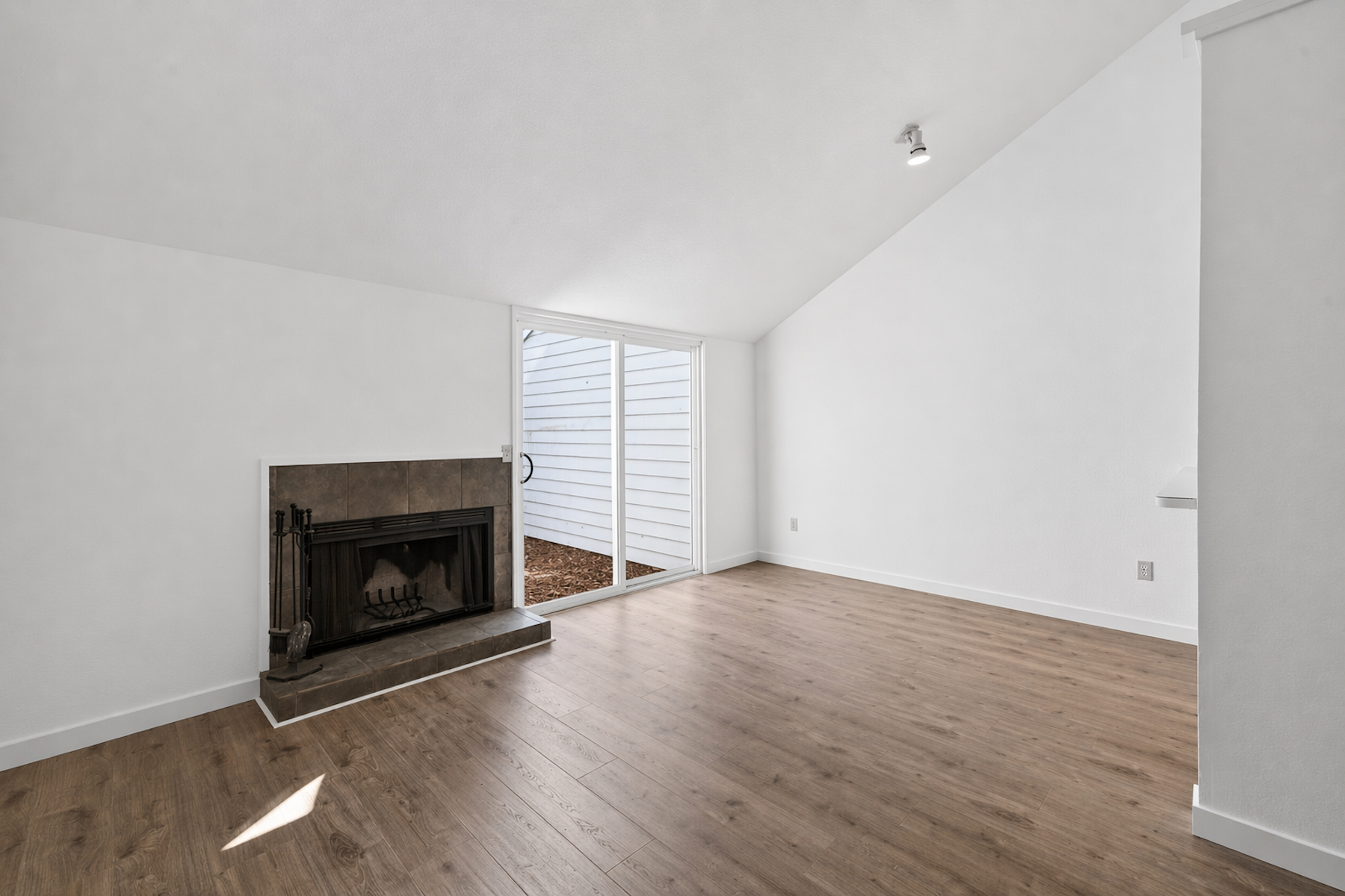  230 Courtyards E - 物件實景