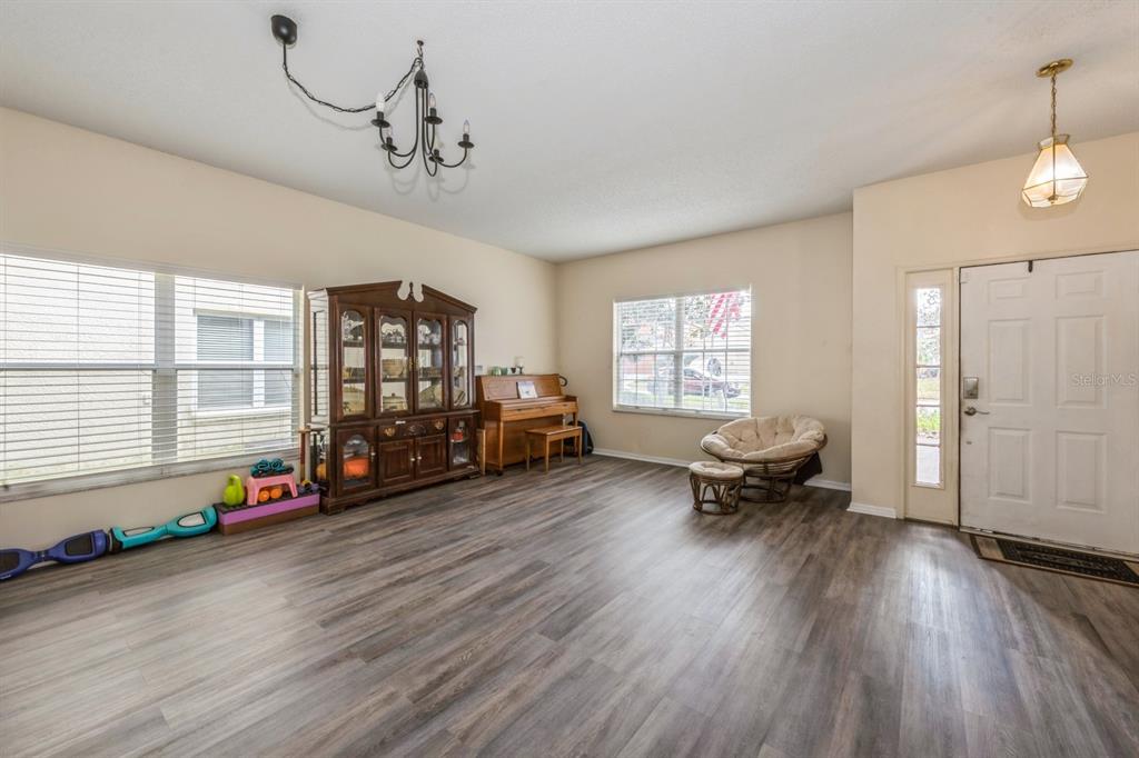 Longwood, Florida, 32750, United States, 6 Bedrooms Bedrooms, ,4 BathroomsBathrooms,Residential,For Sale,1896627