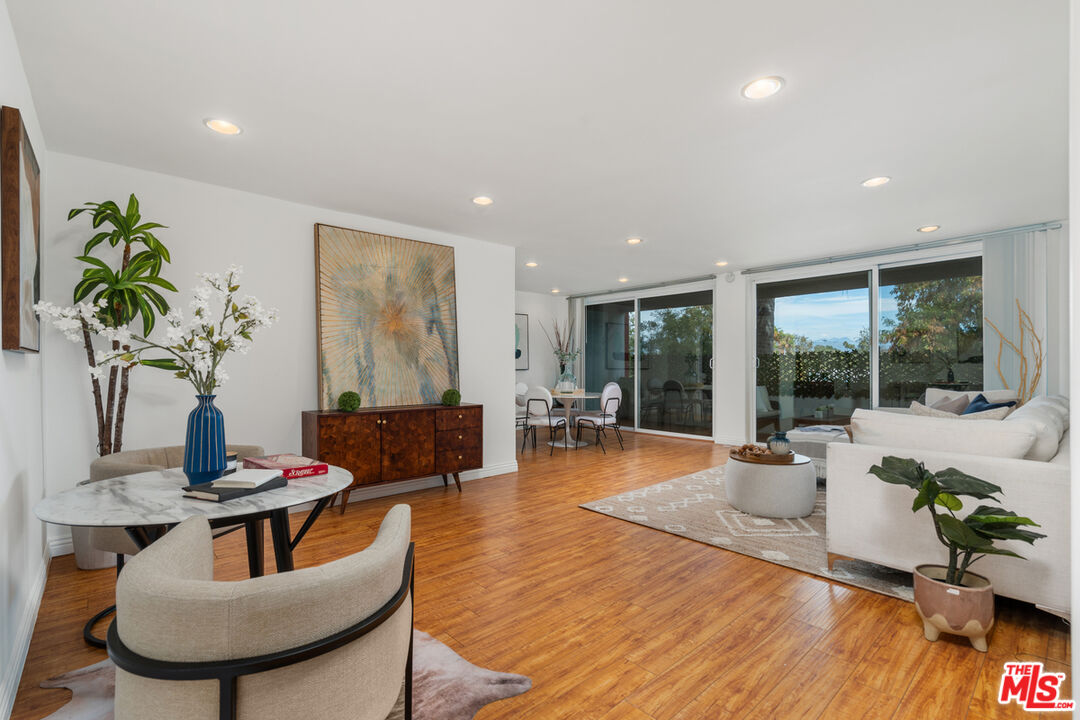 Sherman Oaks, California, 91423, United States, 3 Bedrooms Bedrooms, ,3 BathroomsBathrooms,Residential,For Sale,1927164