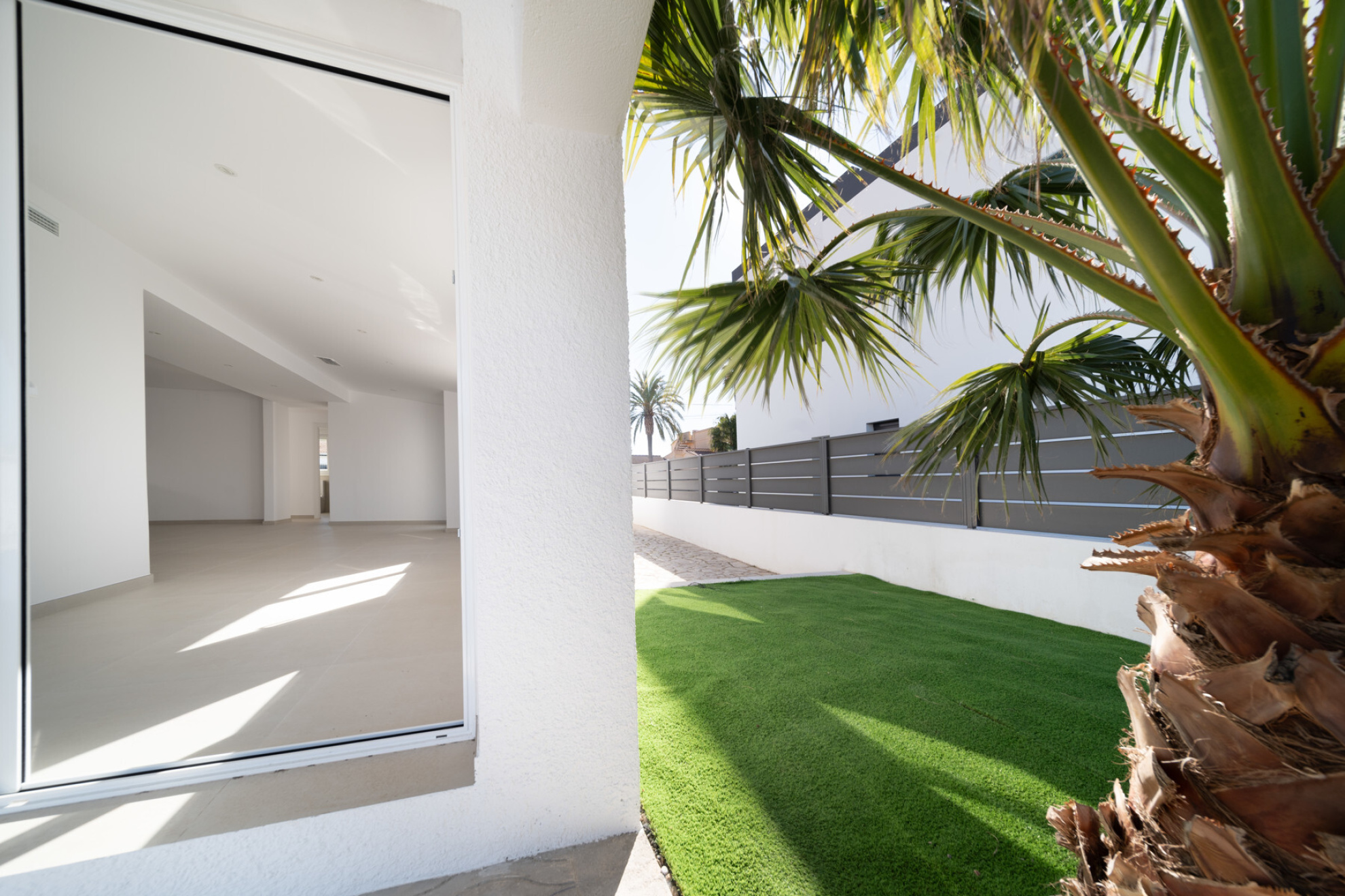  Renovated house on the wide canal with swimming pool. - 物件實景