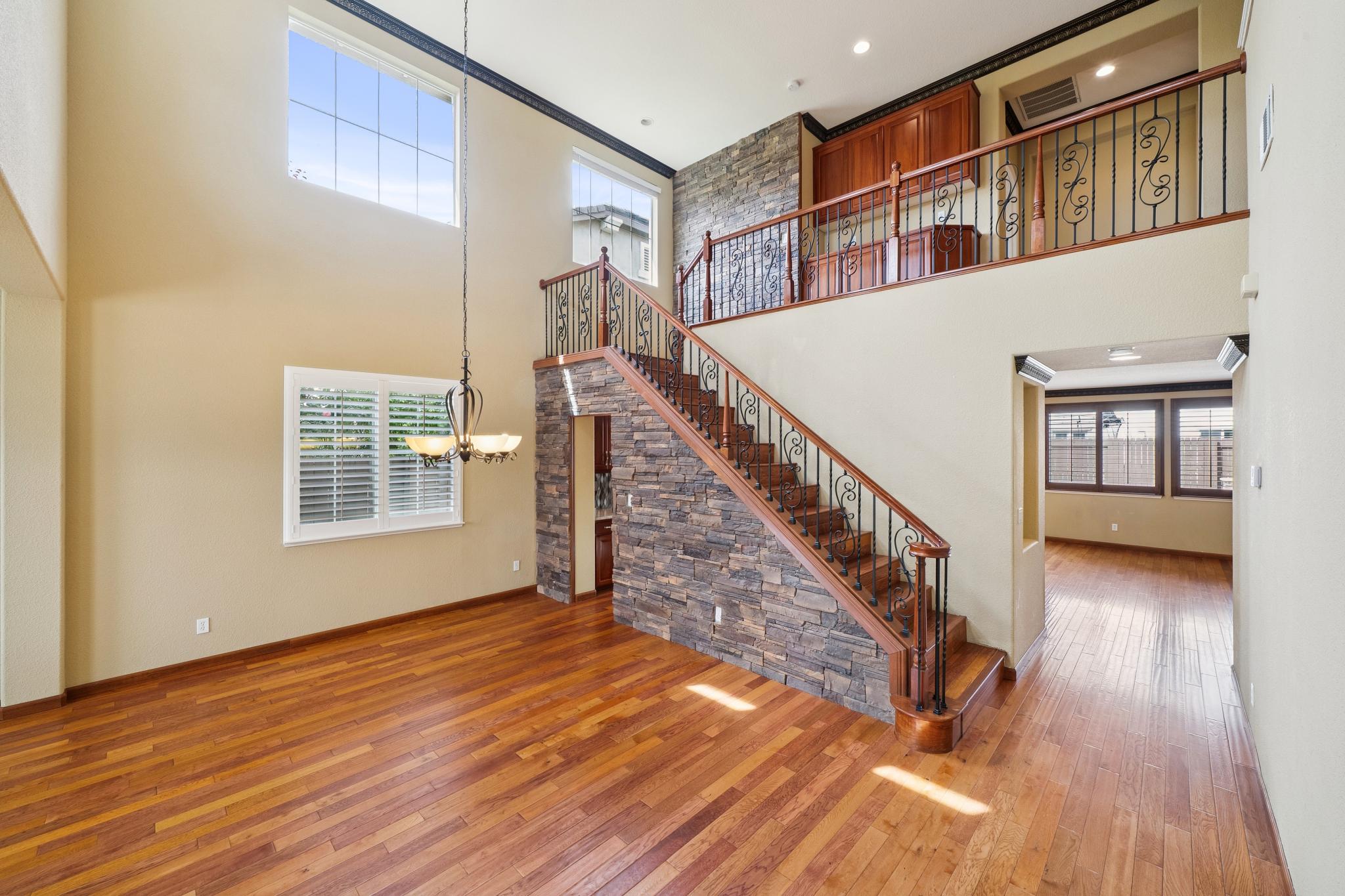  Gorgeous Two-Story Oakley Home - 物件實景