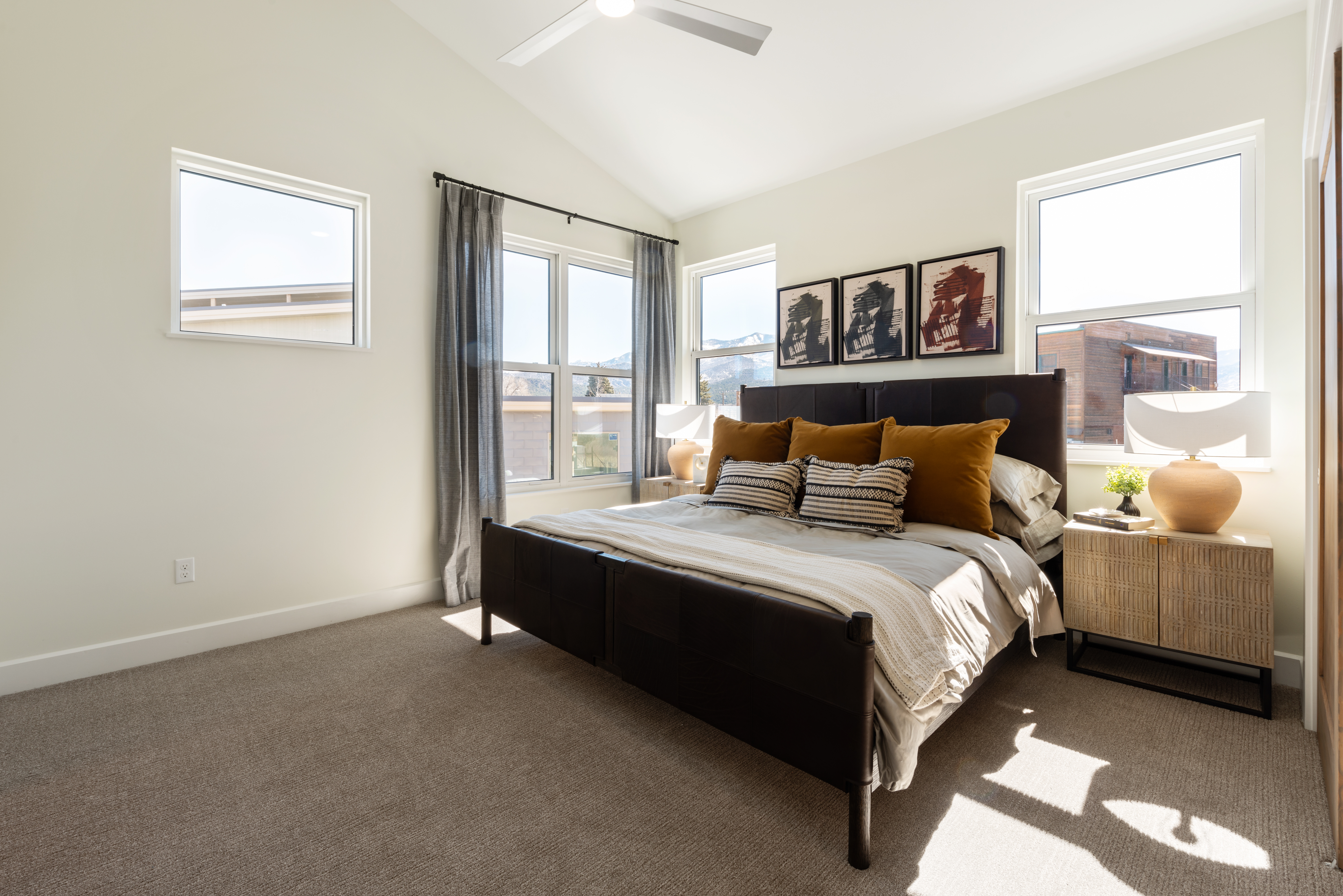  Second-floor Penthouse Unit with Vaulted Ceilings. - 物件實景