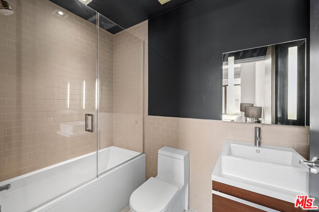 Los Angeles, California, 90028, United States, 3 Bedrooms Bedrooms, ,5 BathroomsBathrooms,Residential,For Sale,1744726