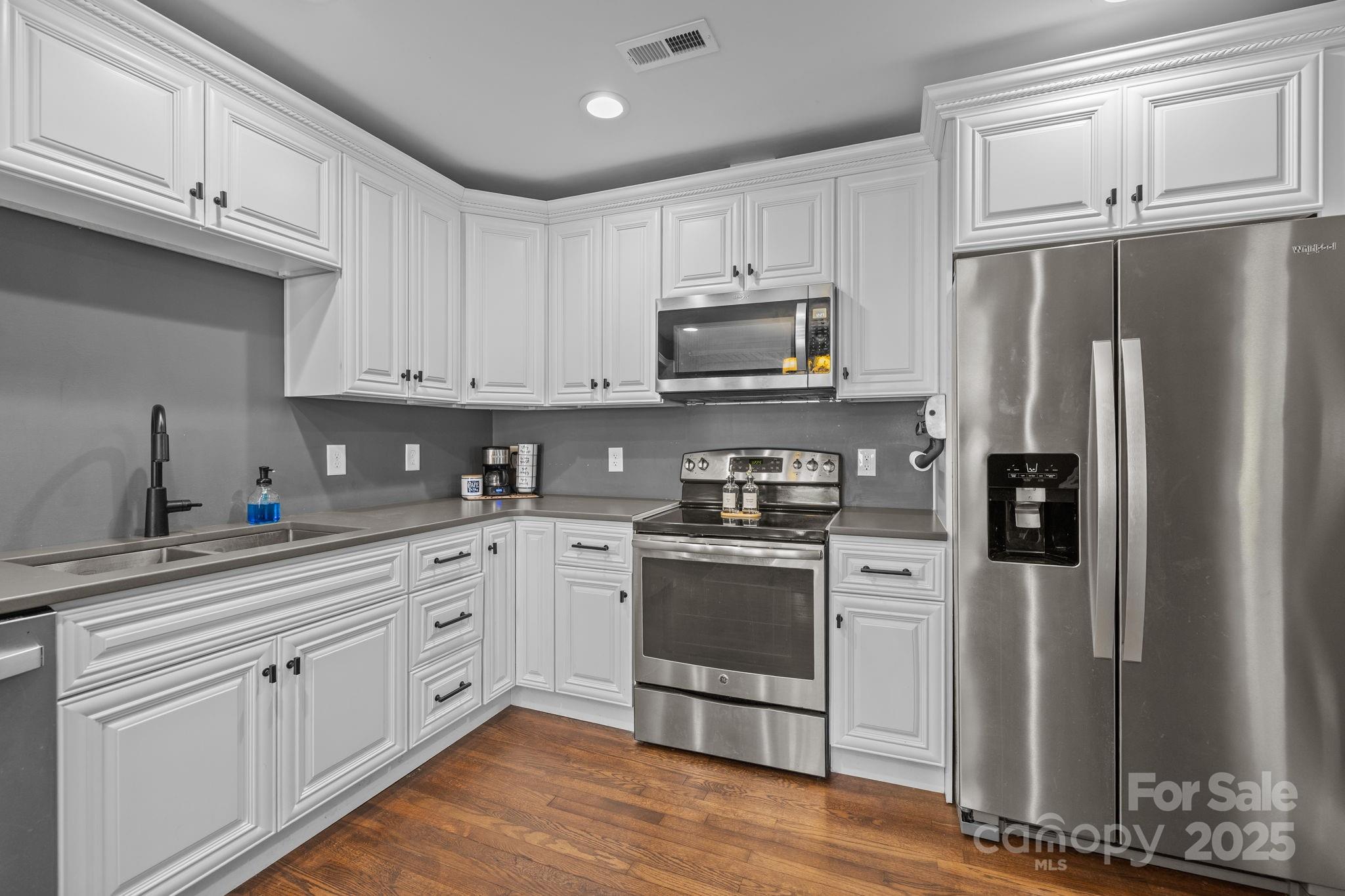 Charlotte, North Carolina, 28205, United States, 2 Bedrooms Bedrooms, ,2 BathroomsBathrooms,Residential,For Sale,1987651