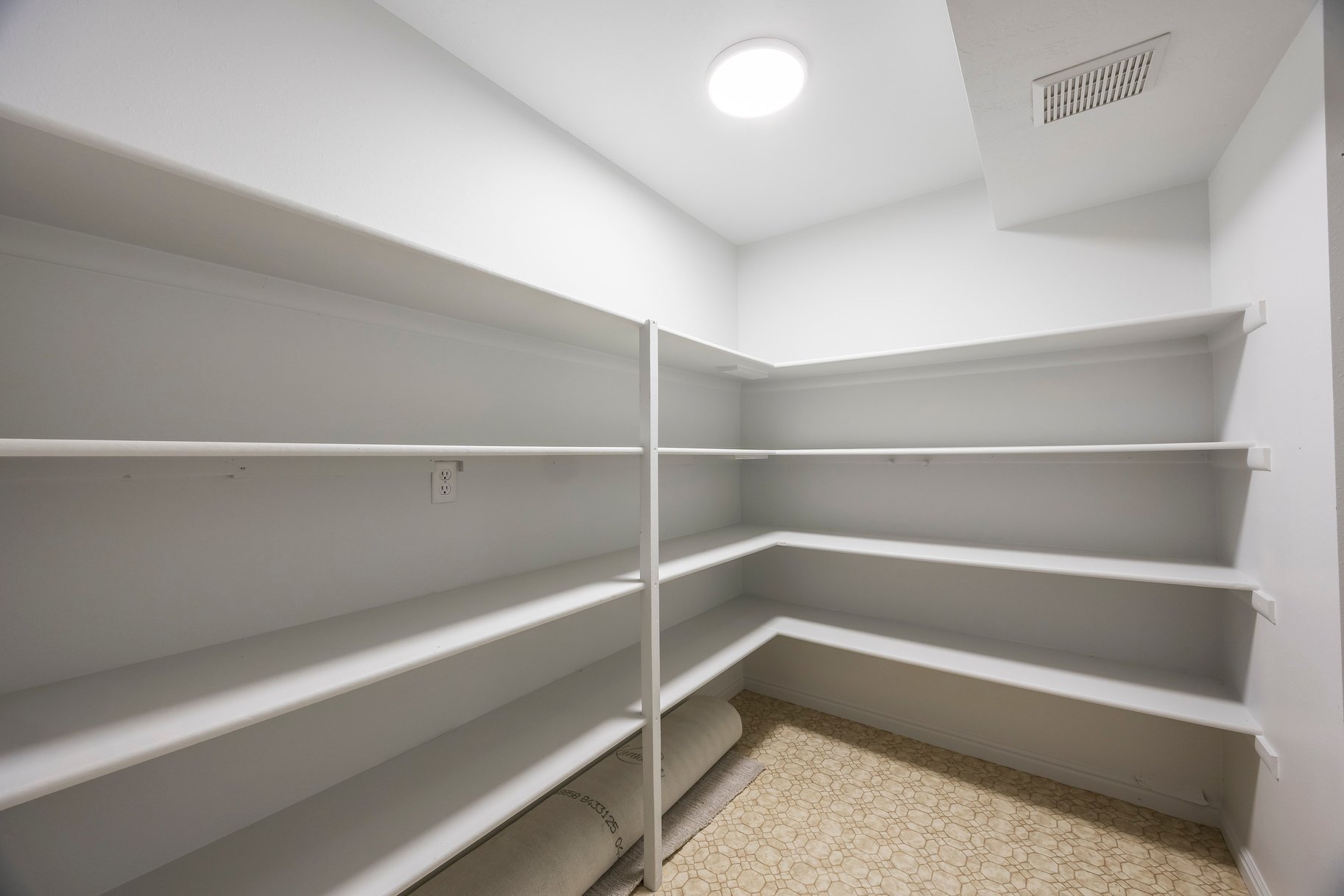  Rarely Available Harvest Lane Rambler Main-Level Living - 物件實景
