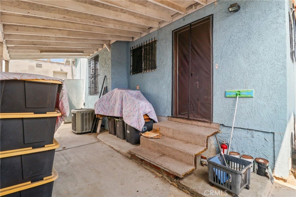 Los Angeles, California, 90016, United States, 4 Bedrooms Bedrooms, ,2 BathroomsBathrooms,Residential,For Sale,1903640