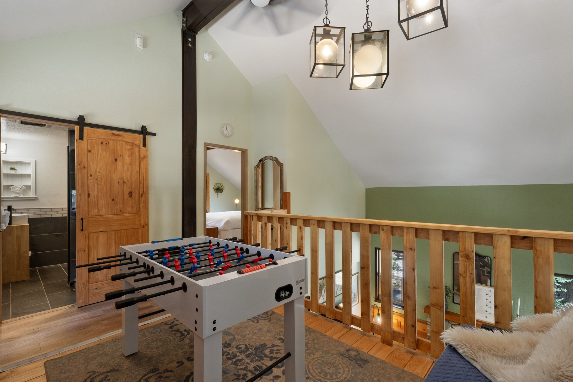  West Shore Gem - An Authentic Pineland Chalet with Detached Garage + Studio - 物件實景