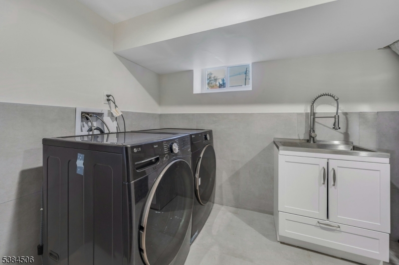 Montclair Twp., New Jersey, 07042, United States, 6 Bedrooms Bedrooms, ,5 BathroomsBathrooms,Residential,For Sale,1947111