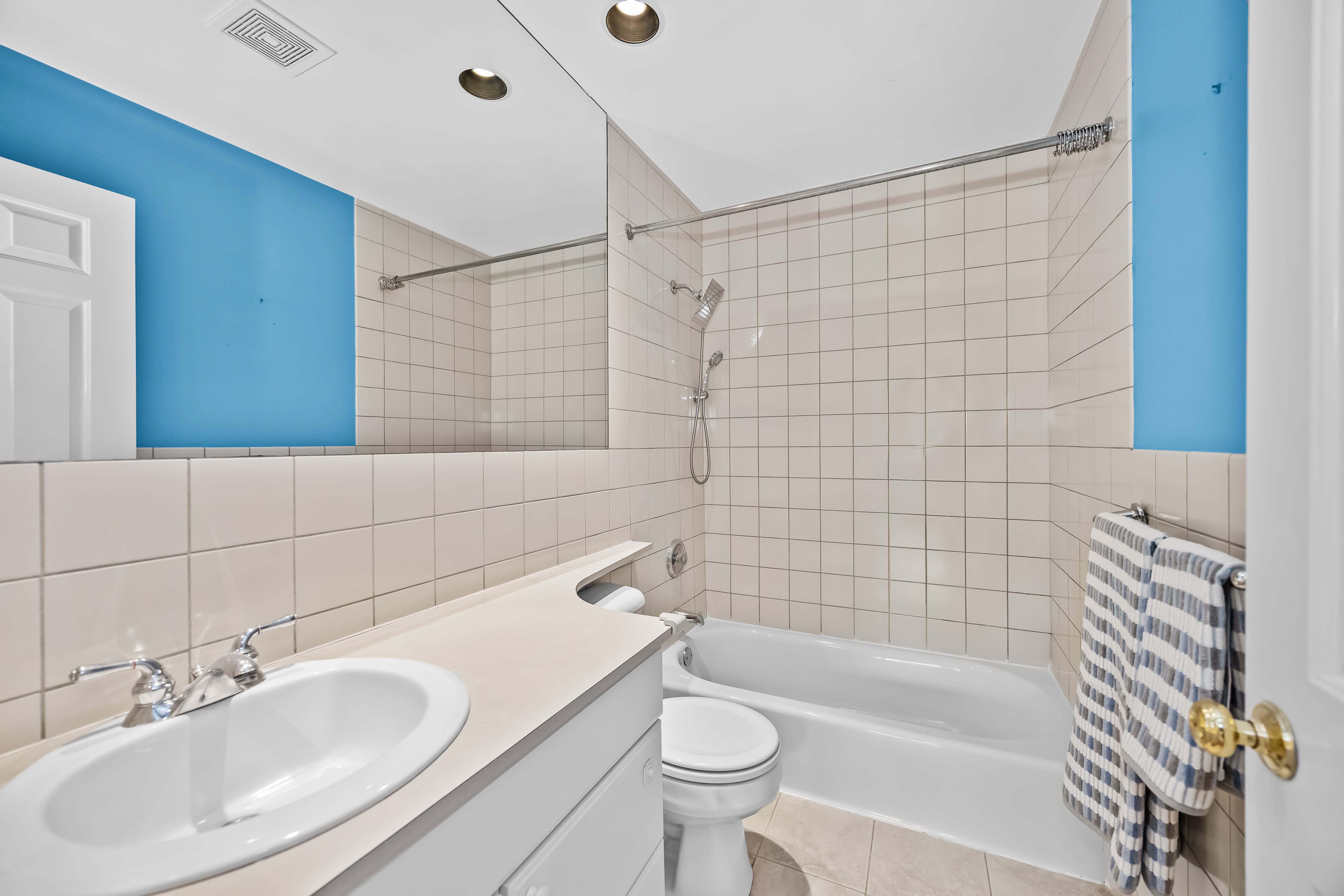  Bright Top Floor 3-bed Room Condo in an Intimate Six-unit Building - 物件實景