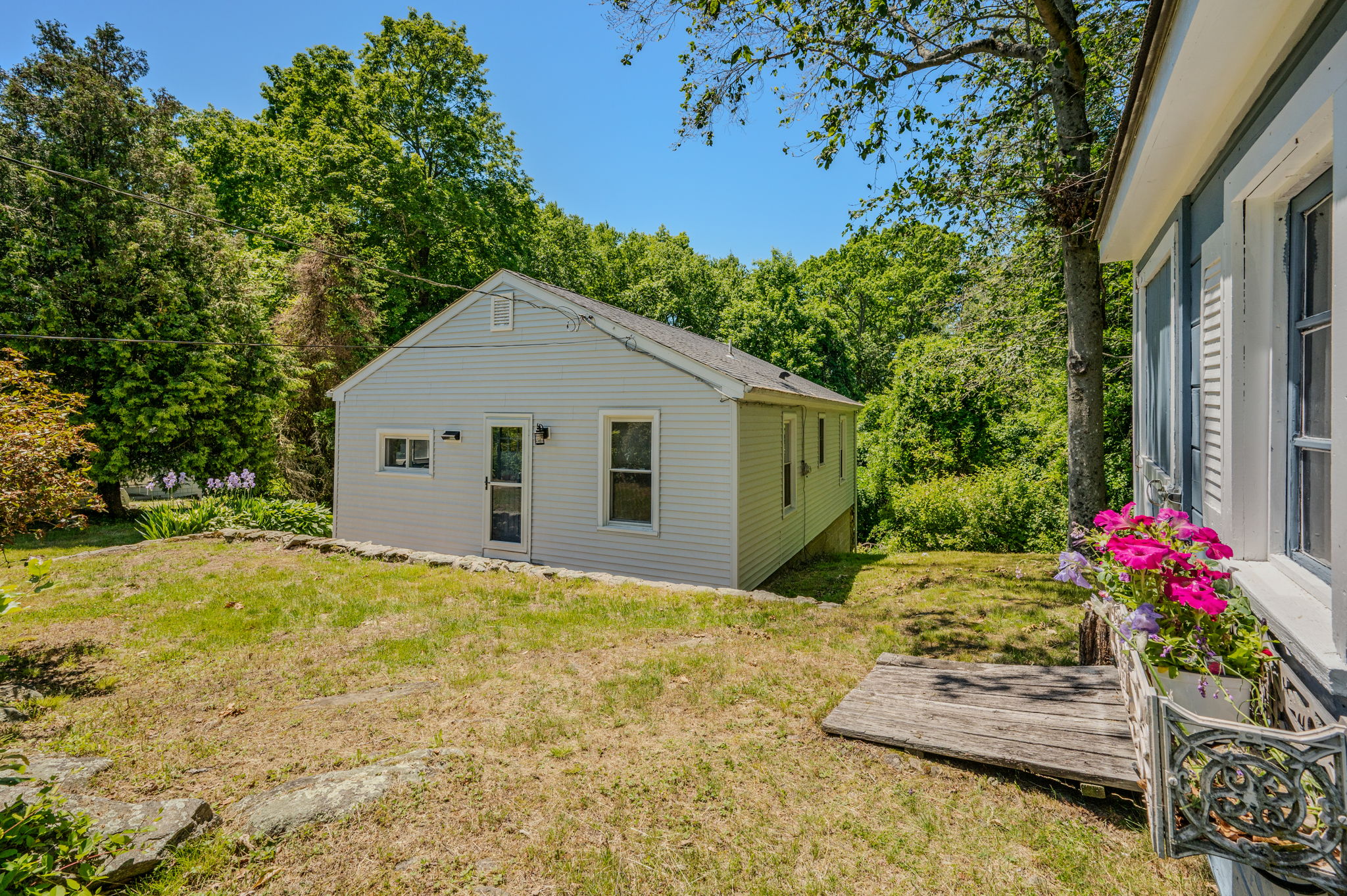  Find privacy and charm in this beautifully updated Waterford home. - 物件實景