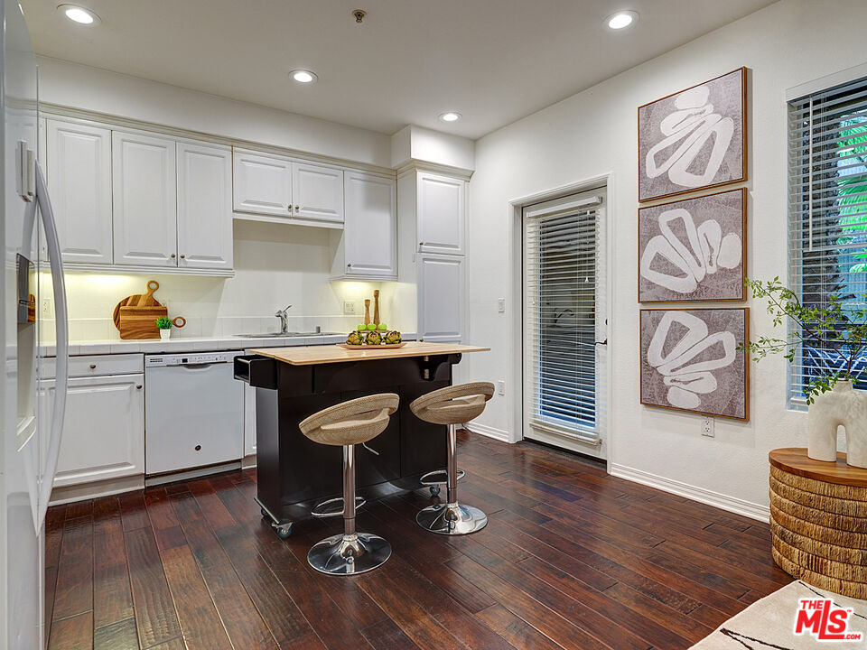 Playa Vista, California, 90094, United States, 2 Bedrooms Bedrooms, ,2 BathroomsBathrooms,Residential,For Sale,1917212