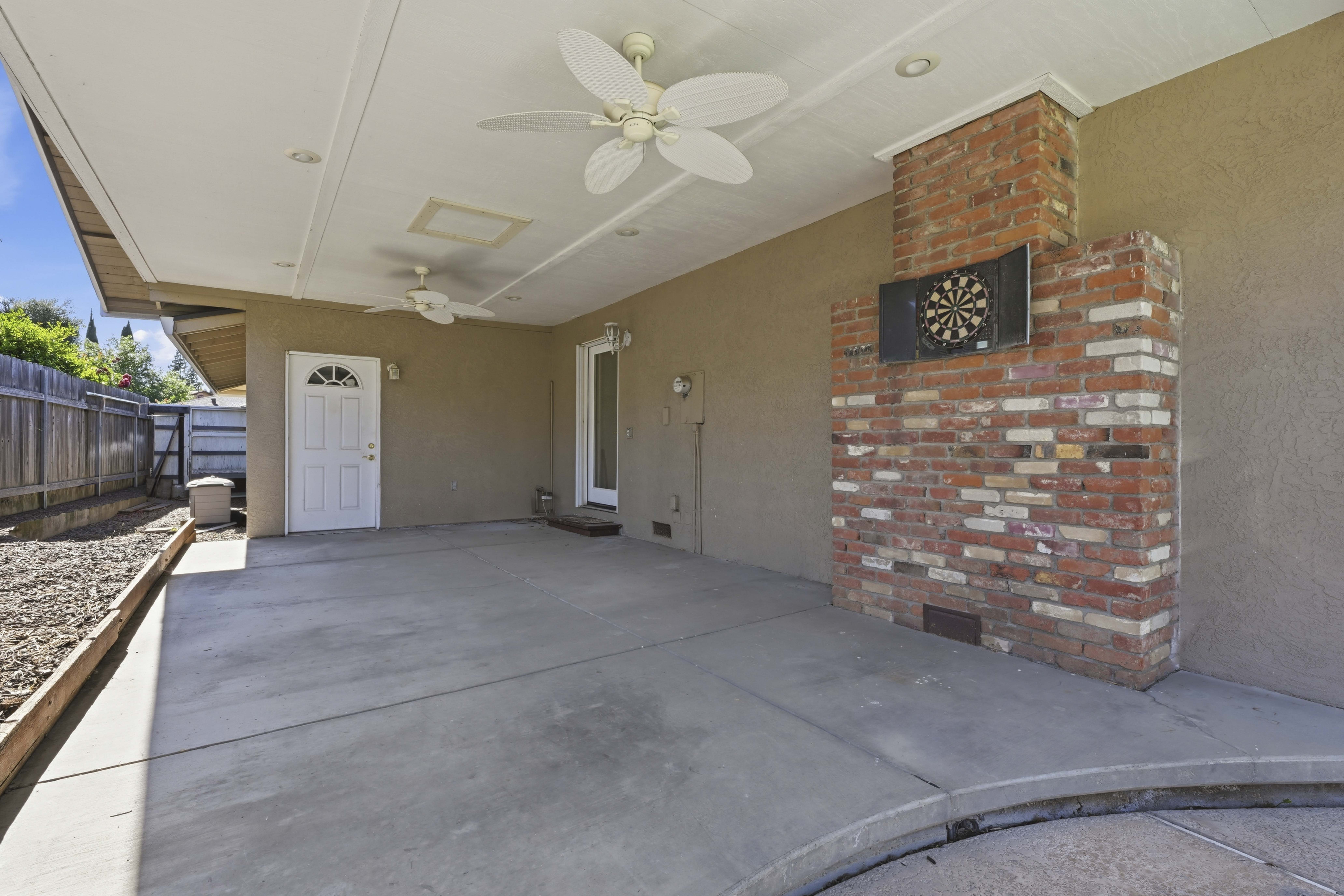 Updated Ranch Home on Spacious Corner Lot - 物件實景