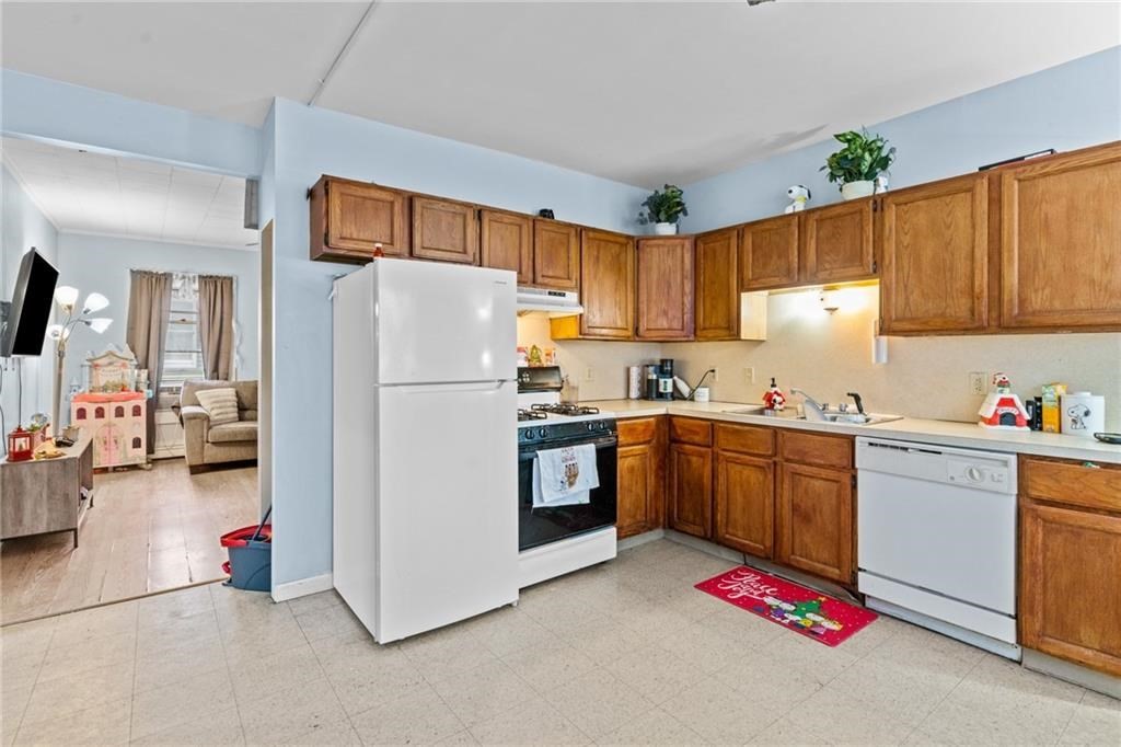 Woonsocket, Rhode Island, 02895, United States, 11 Bedrooms Bedrooms, ,4 BathroomsBathrooms,Residential,For Sale,1882232