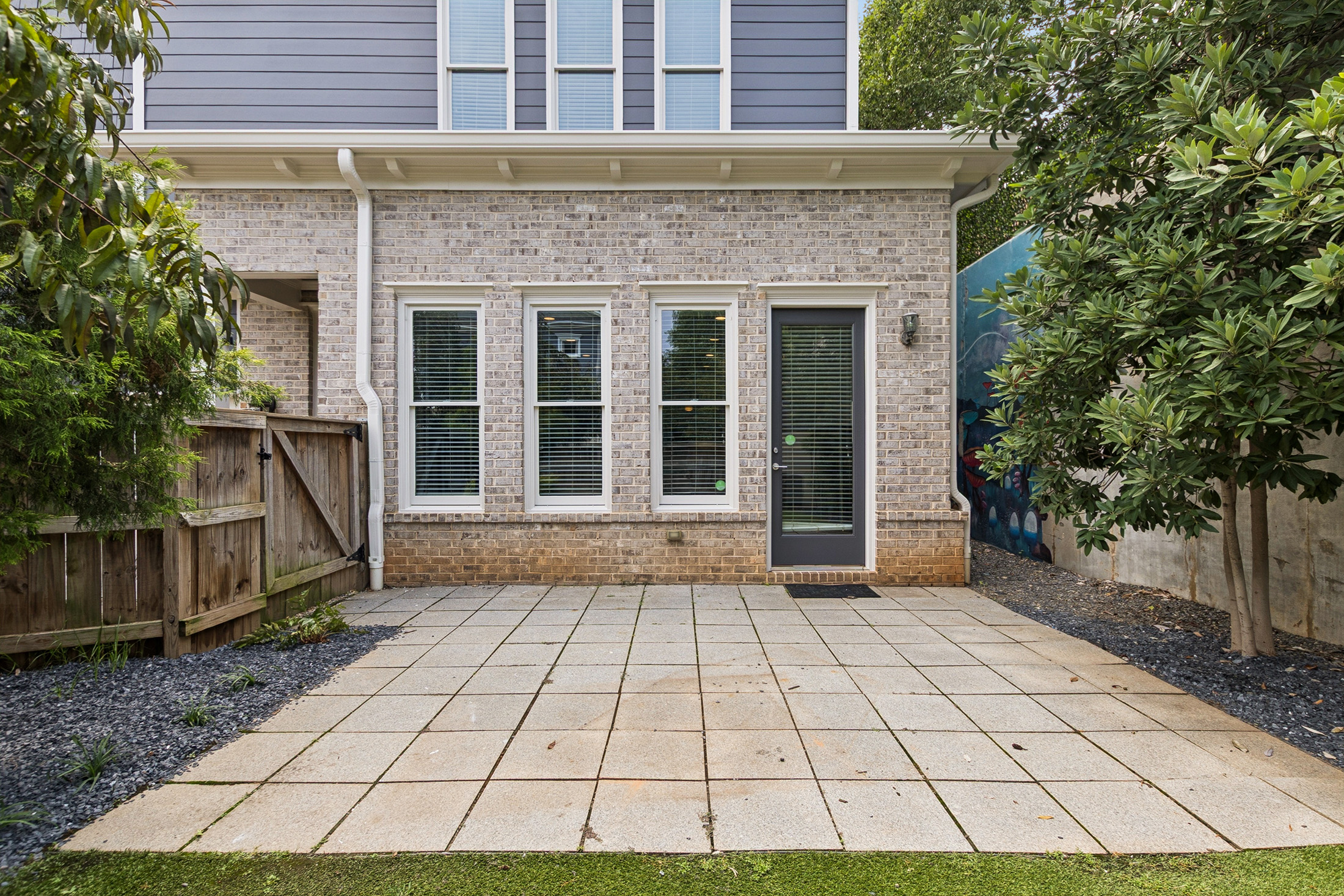  End-Unit Townhome with Fenced Backyard in Prime Location - 物件實景