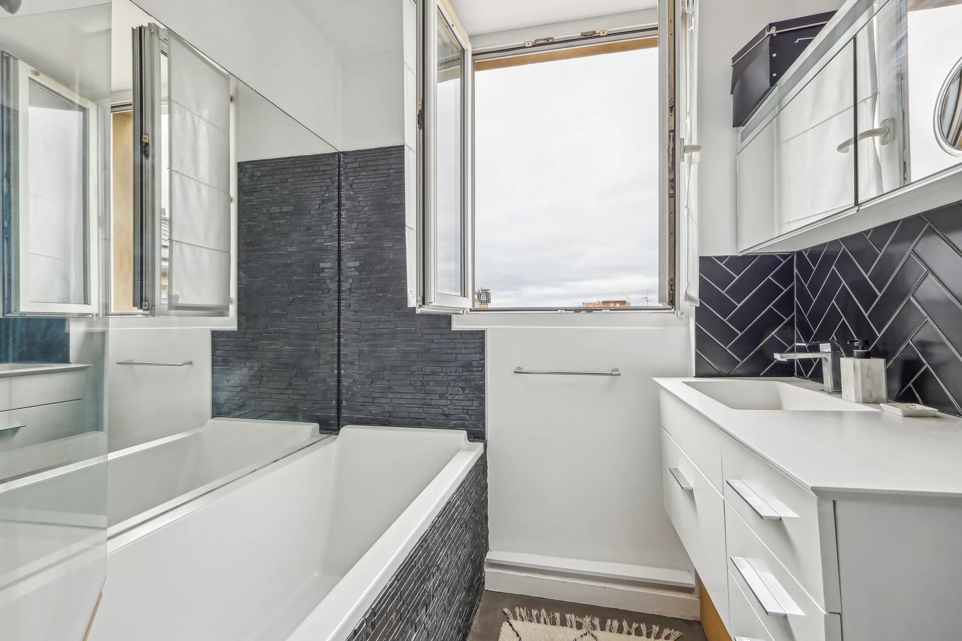 Boulogne-Billancourt, Île-de-France, 92100, FR, 2 Bedrooms Bedrooms, ,2 BathroomsBathrooms,Residential,For Sale,1668545