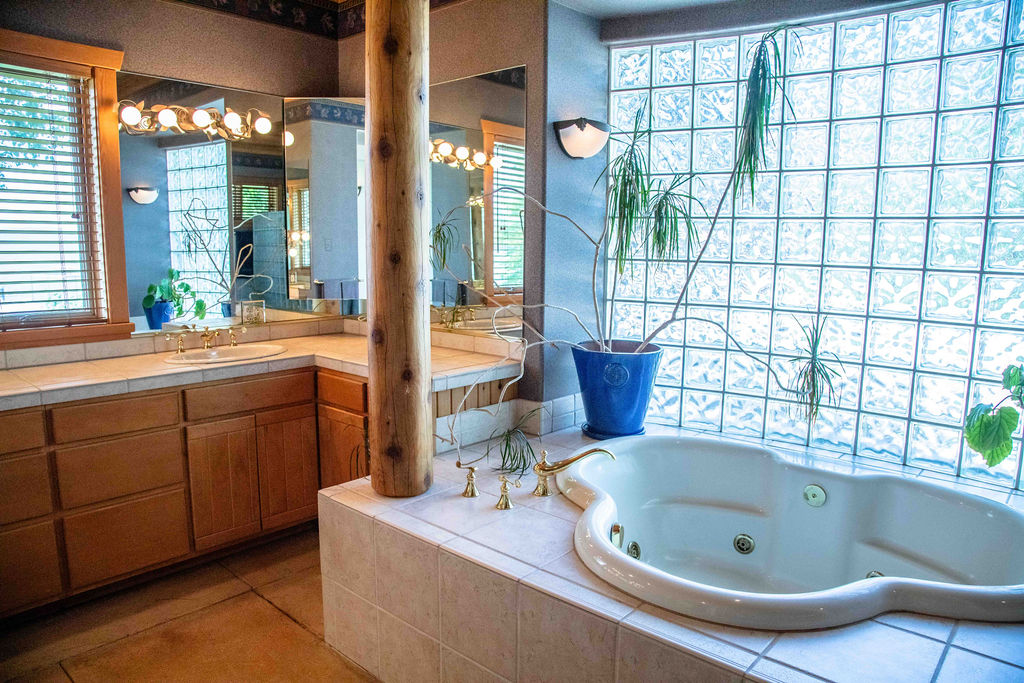 Hope, Idaho, 83836, United States, 3 Bedrooms Bedrooms, ,3 BathroomsBathrooms,Residential,For Sale,1975578