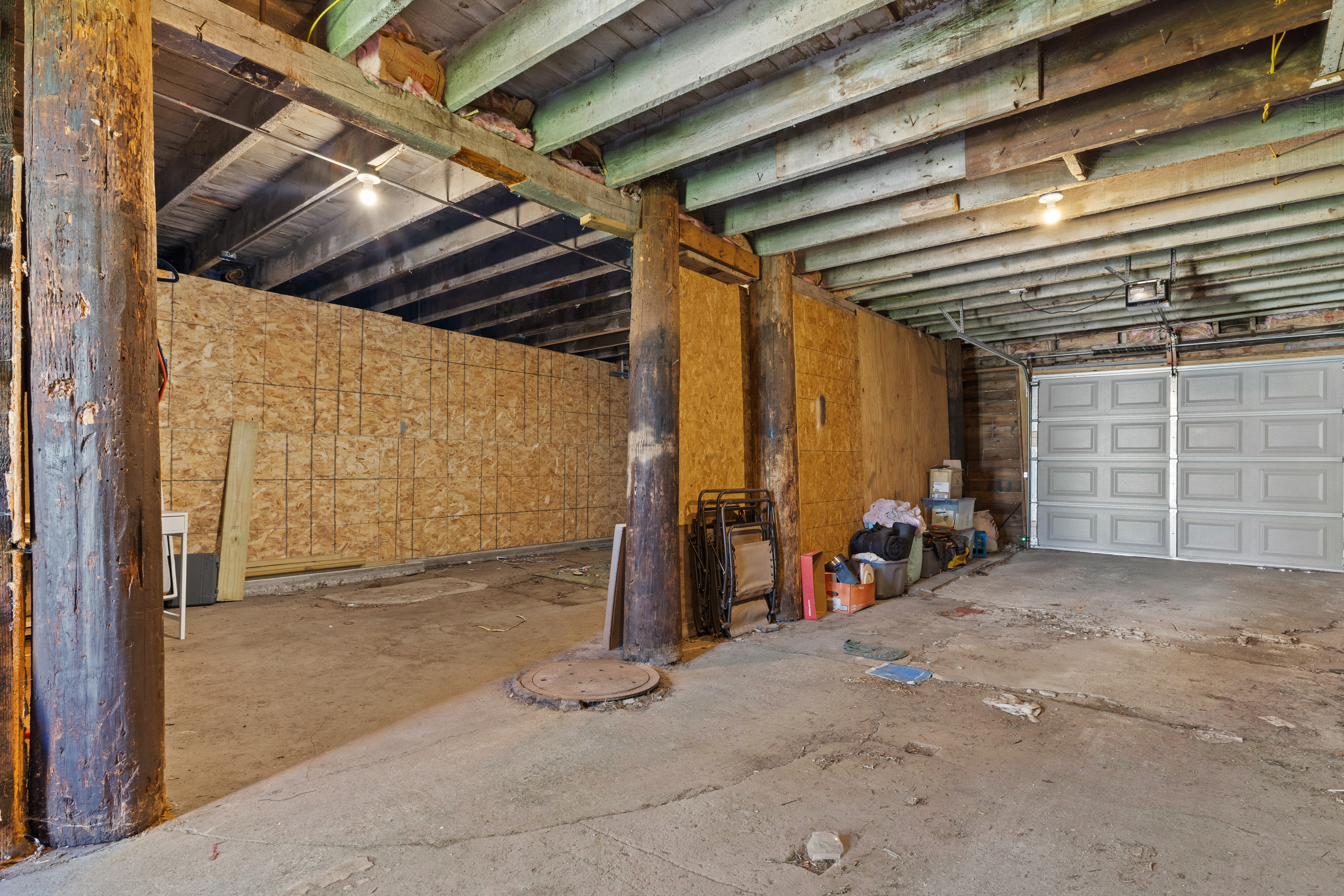  Prime Bay View Investment: Updated Duplex with 4-Car Garage Near Lake Michigan - 物件實景