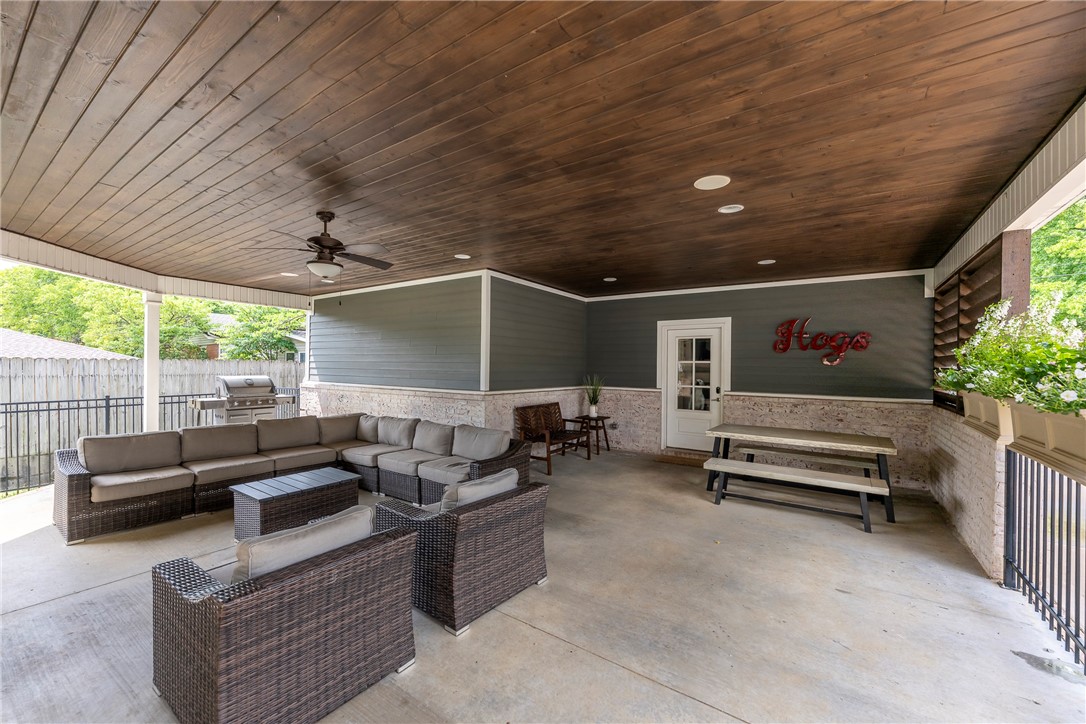 Fayetteville, Arkansas, 72701, United States, 4 Bedrooms Bedrooms, ,4 BathroomsBathrooms,Residential,For Sale,1895479