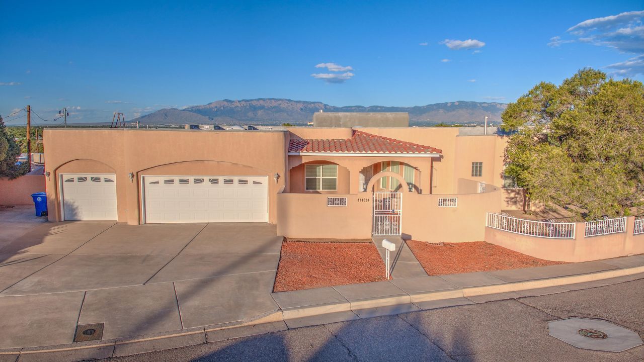 Albuquerque, New Mexico, 87105, United States, 3 Bedrooms Bedrooms, ,4 BathroomsBathrooms,Residential,For Sale,1947085