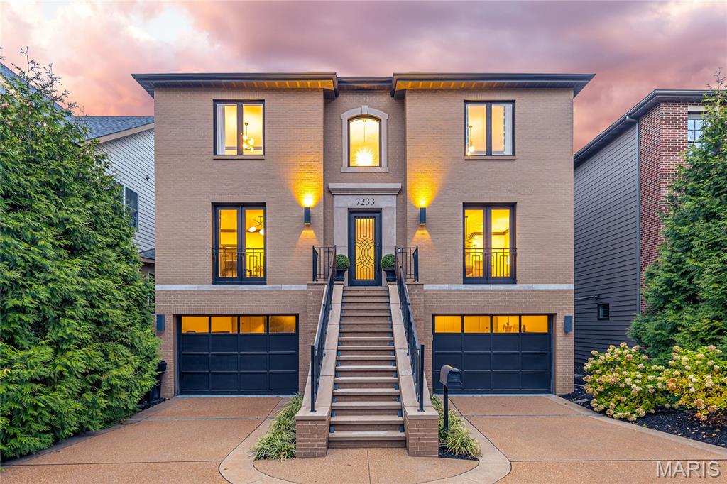 University City, Missouri, 63105, United States, 4 Bedrooms Bedrooms, ,5 BathroomsBathrooms,Residential,For Sale,1989585