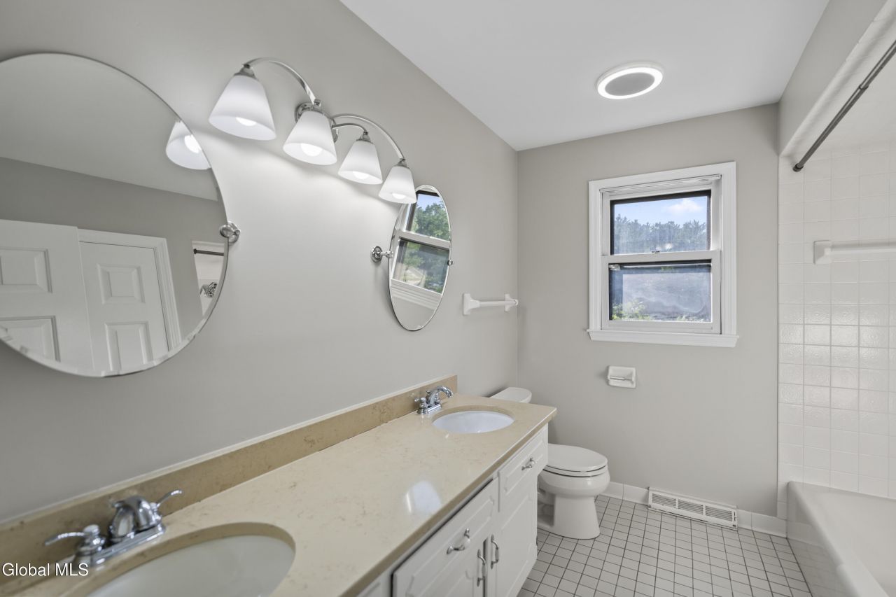 Niskayuna, New York, 12309, United States, 6 Bedrooms Bedrooms, ,4 BathroomsBathrooms,Residential,For Sale,1906999