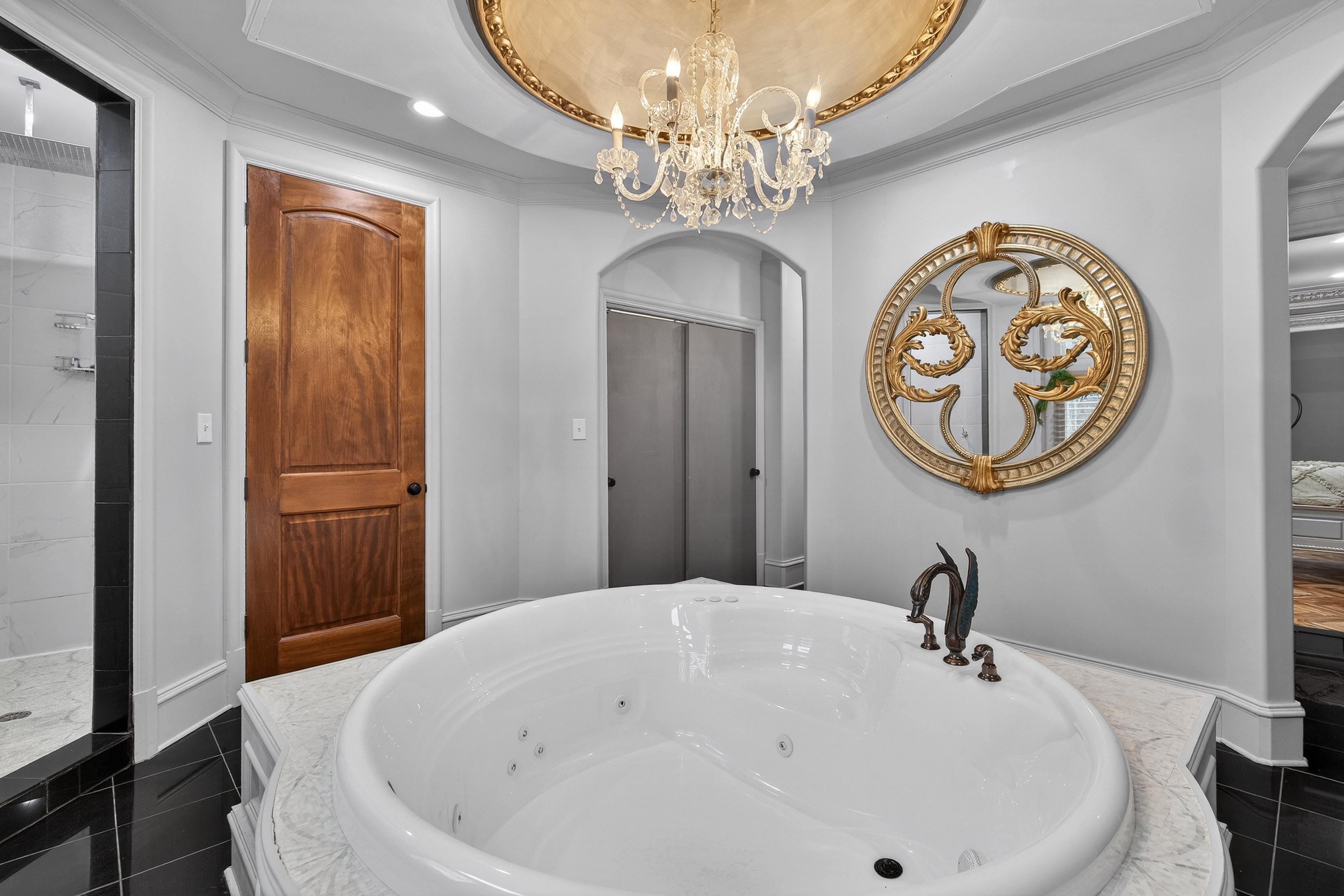  Secluded Sophistication on Over Six Acres with Winding Creek - 物件實景