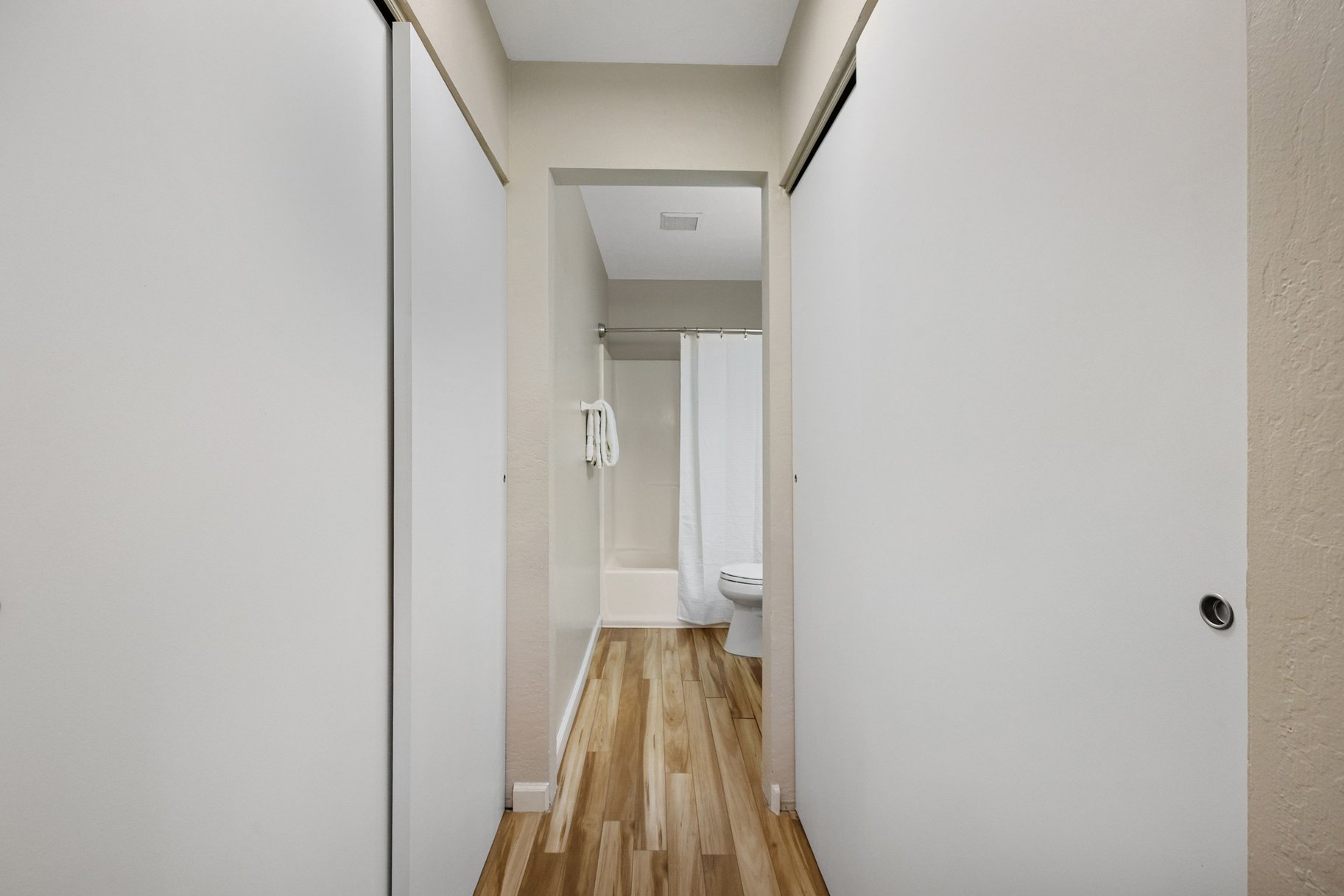  Freshly updated ground-level condo tucked into a parklike setting - 物件實景