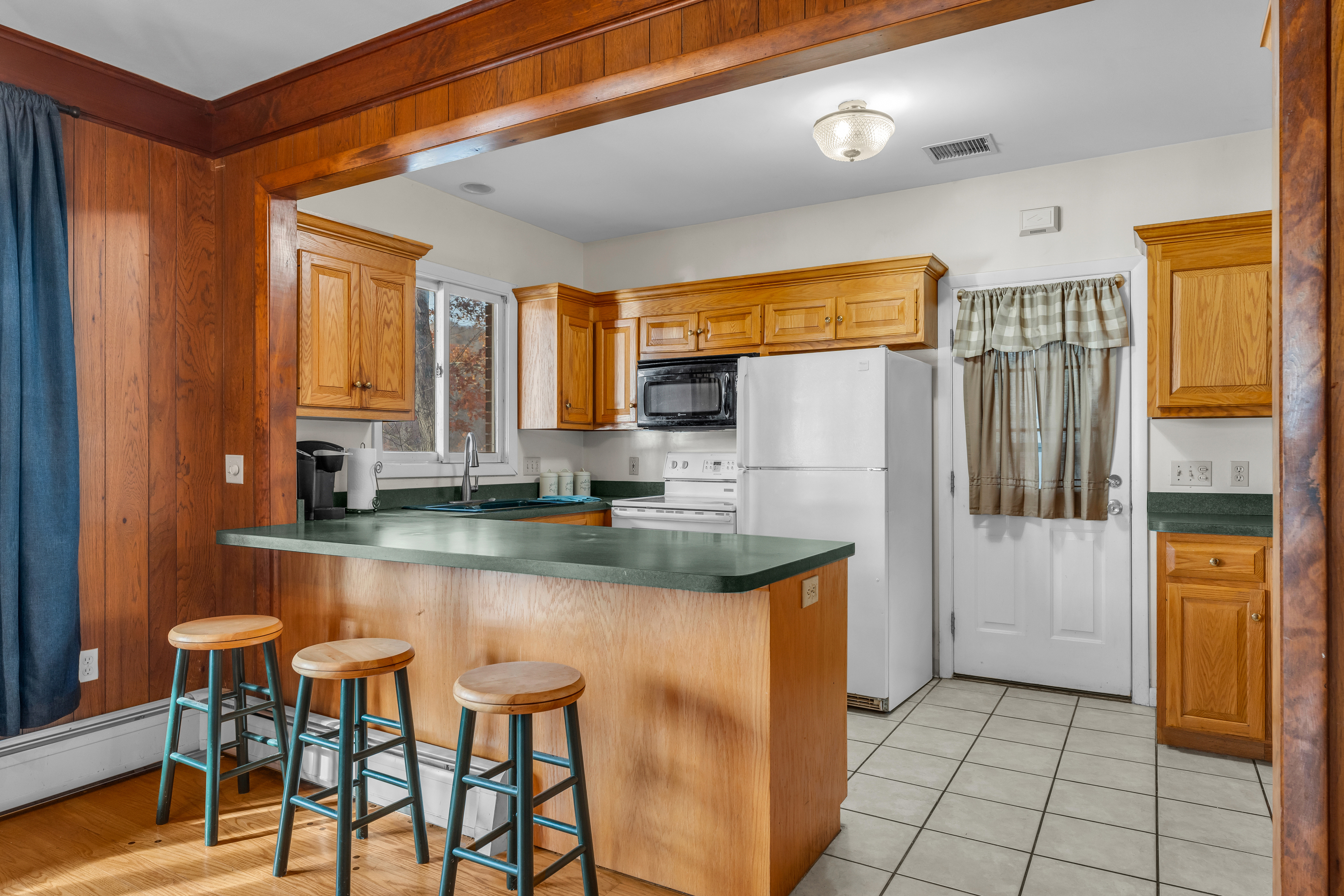 Guilford, Connecticut, 06437, United States, 3 Bedrooms Bedrooms, ,2 BathroomsBathrooms,Residential,For Sale,1994597