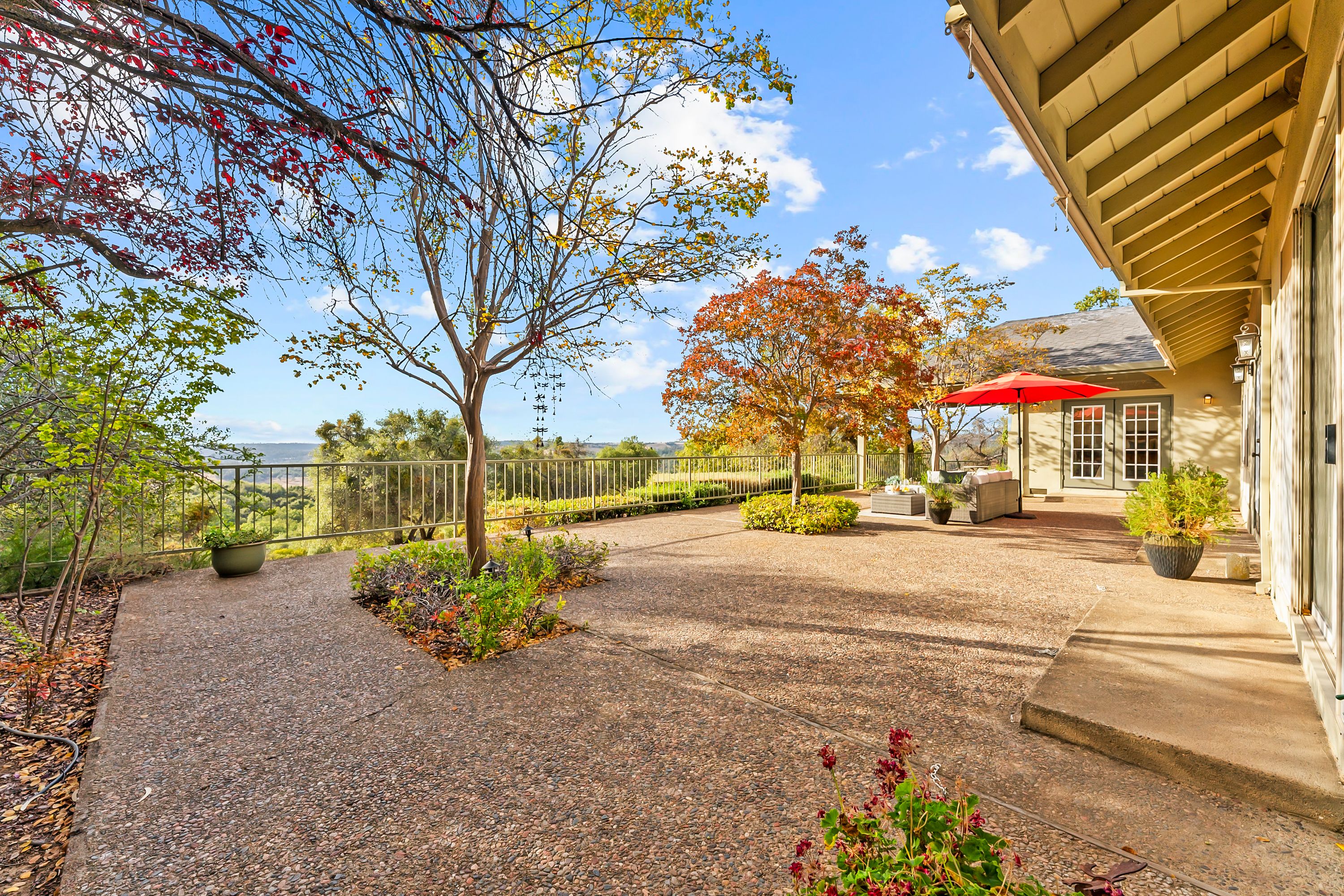  Sweeping Views. Gated Privacy. Minutes from Town - 物件實景