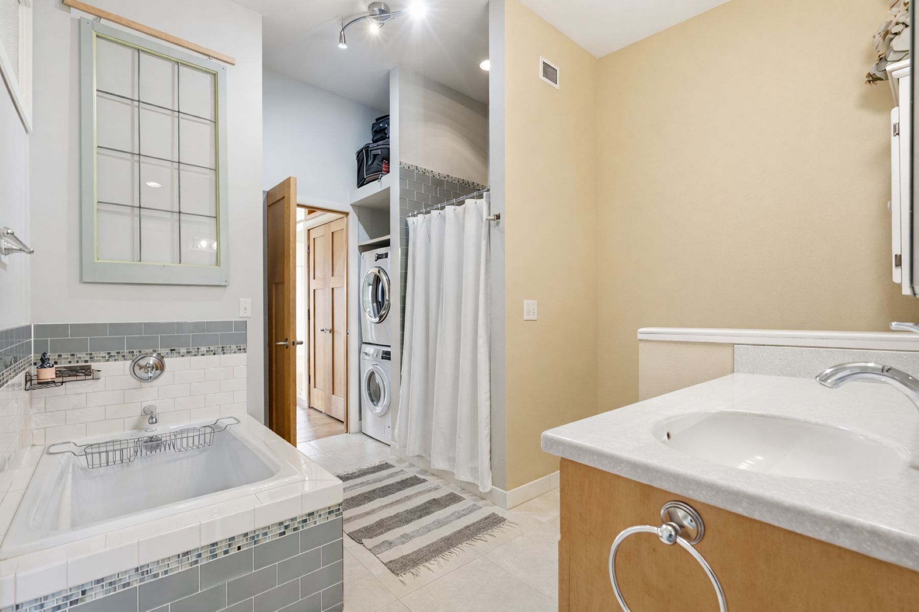  Unique Mid-Century Modern Retreat in a Private Wooded Setting - 物件實景